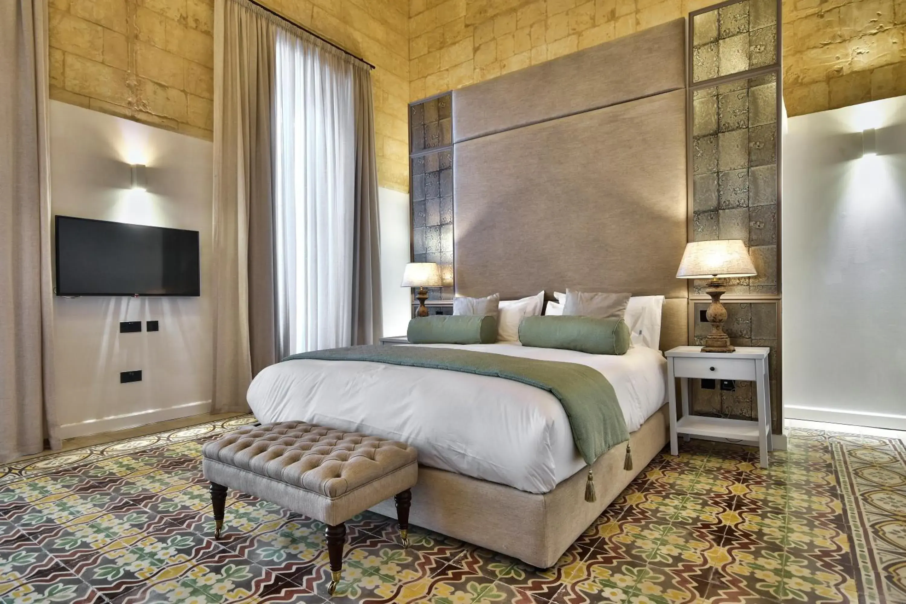 TV and multimedia, Bed in 66 Saint Paul's & Spa TV and multimedia, Bed in 66 Saint Paul's & Spa