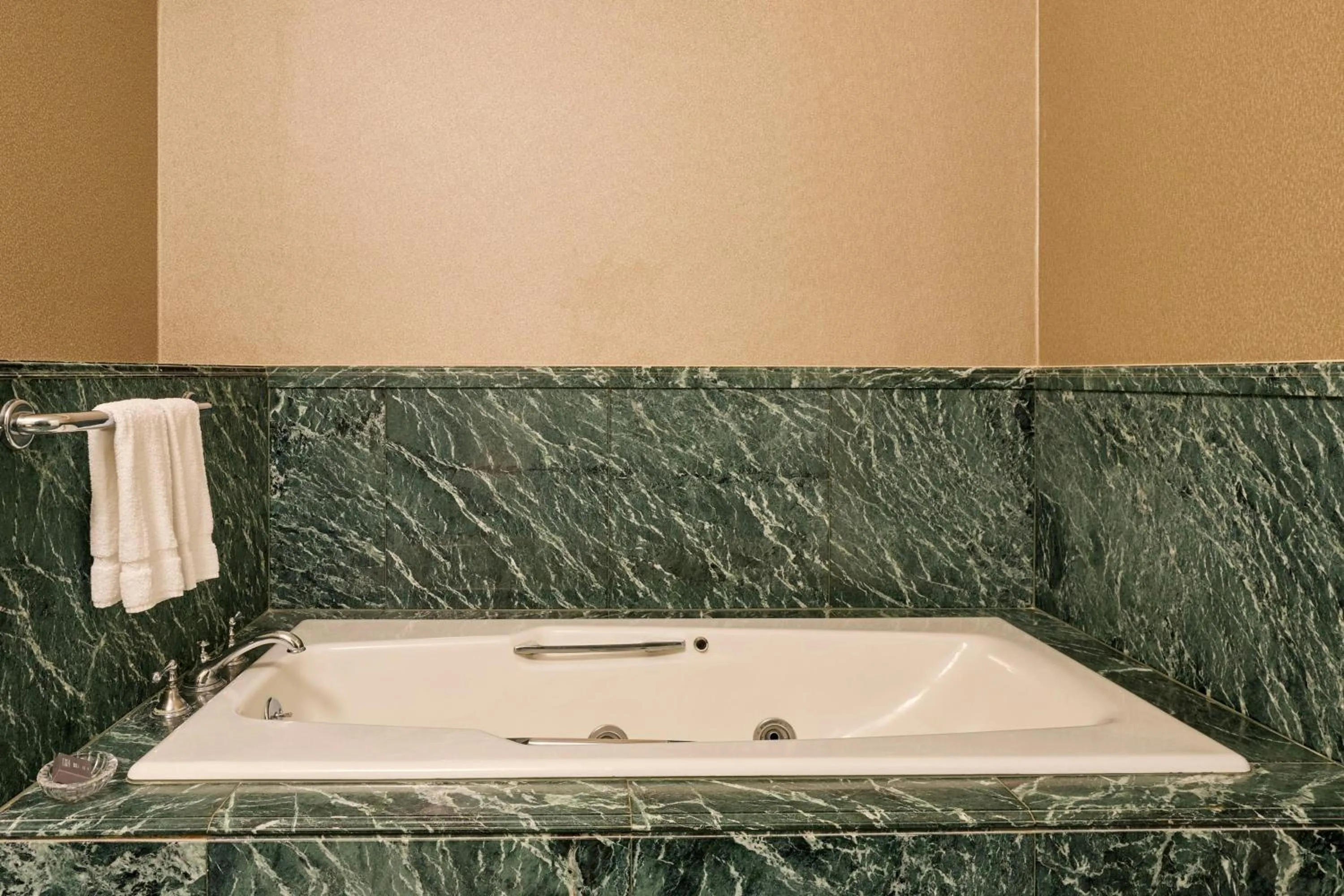 Photo of the whole room in The Henry, Autograph Collection