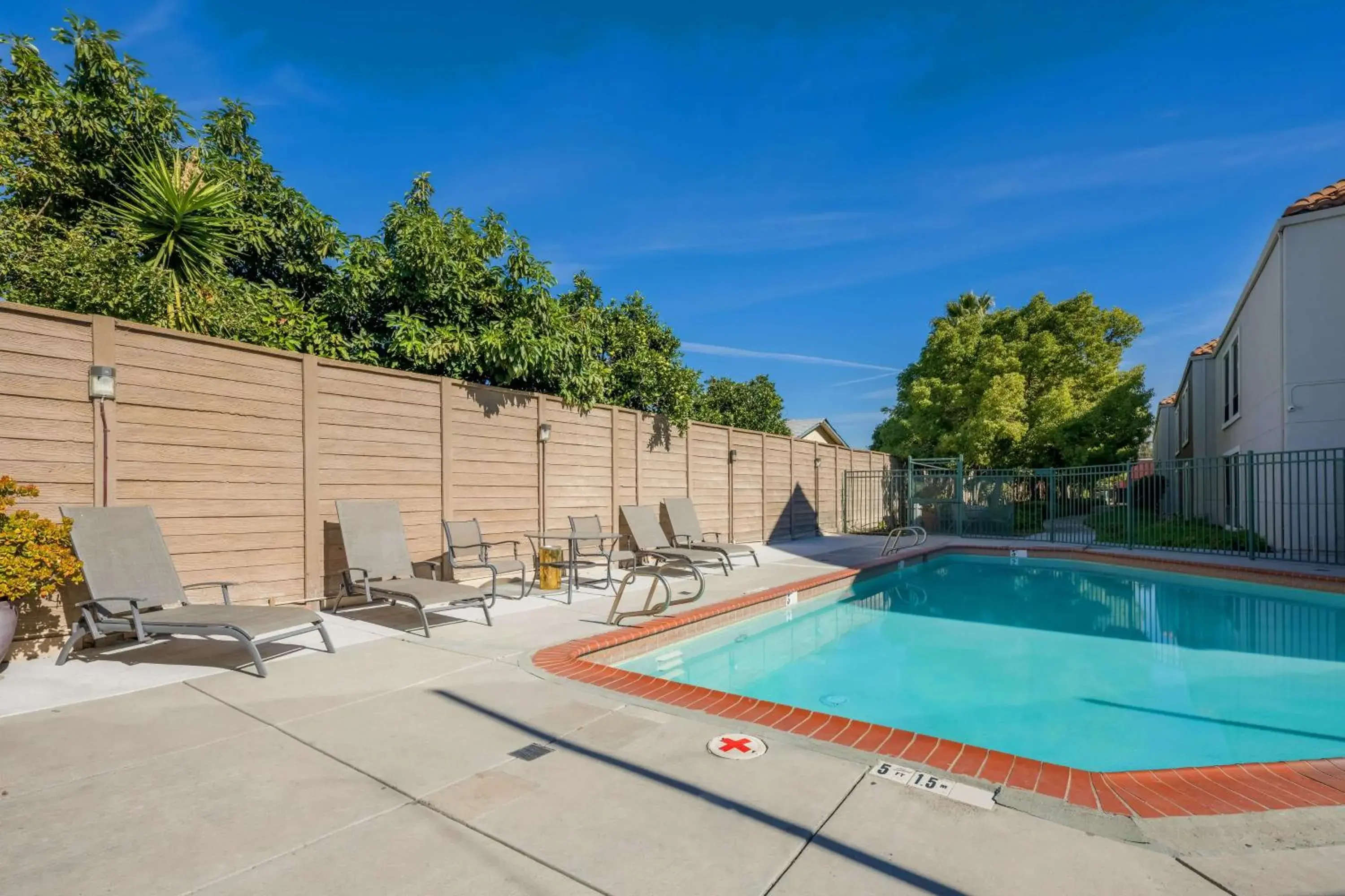Pool view in Best Western Lanai Garden Inn & Suites Pool view in Best Western Lanai Garden Inn & Suites