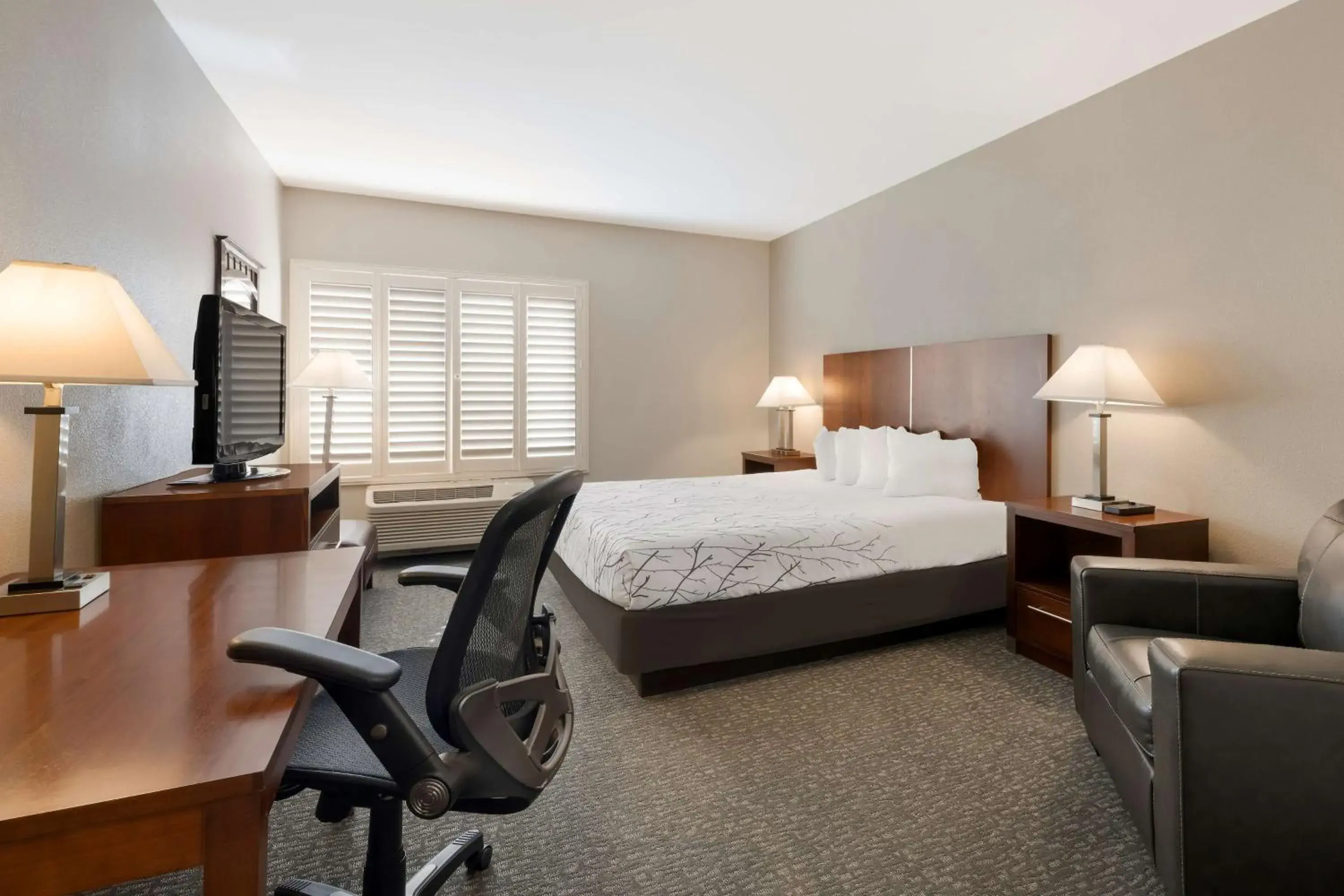 Bedroom, Bed in Best Western Lanai Garden Inn & Suites Bedroom, Bed in Best Western Lanai Garden Inn & Suites