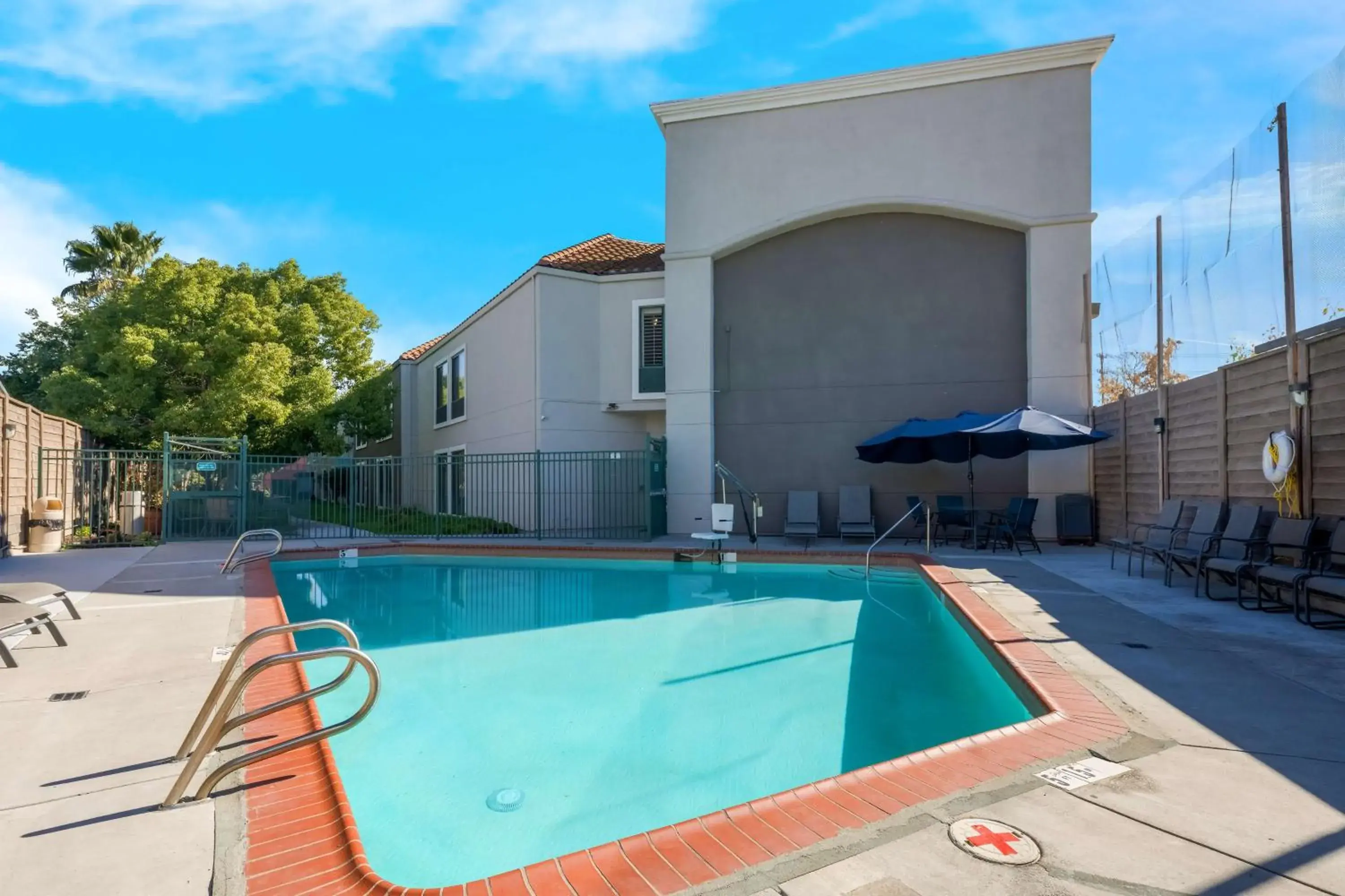 Pool view in Best Western Lanai Garden Inn & Suites Pool view in Best Western Lanai Garden Inn & Suites