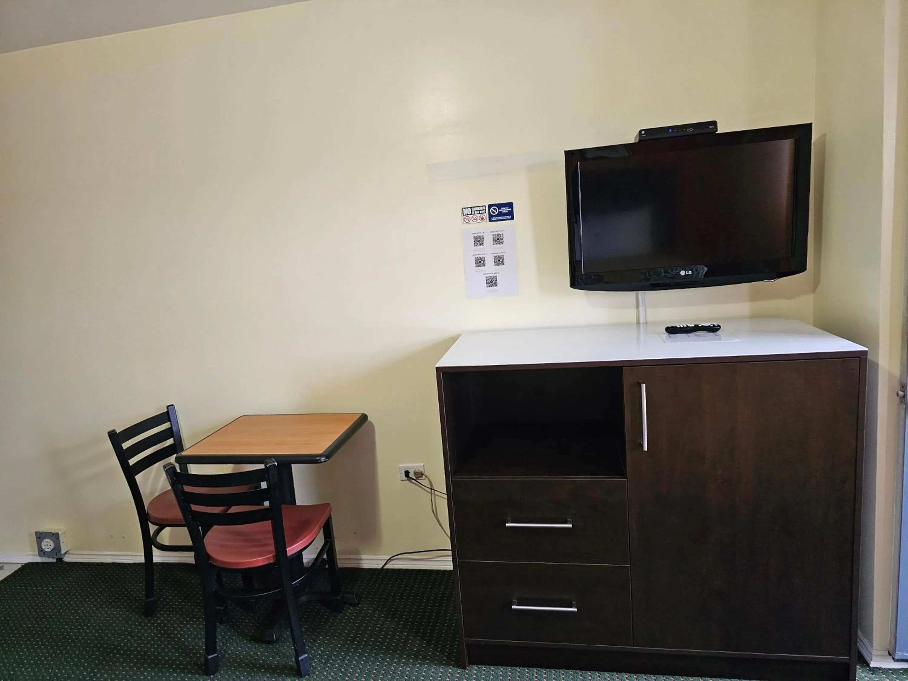 Bedroom in Norvic Motel