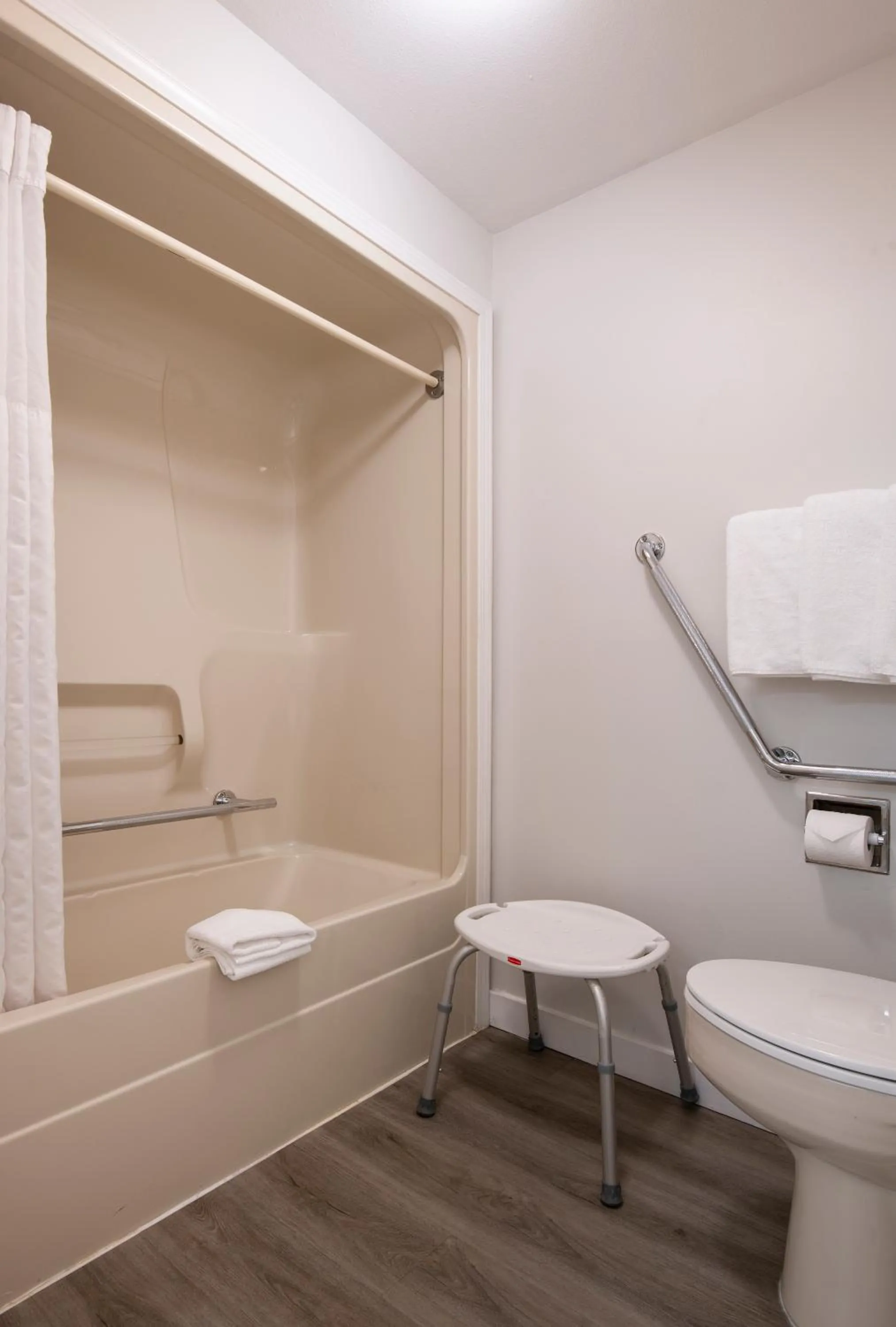 Travelodge by Wyndham Kamloops Mountview