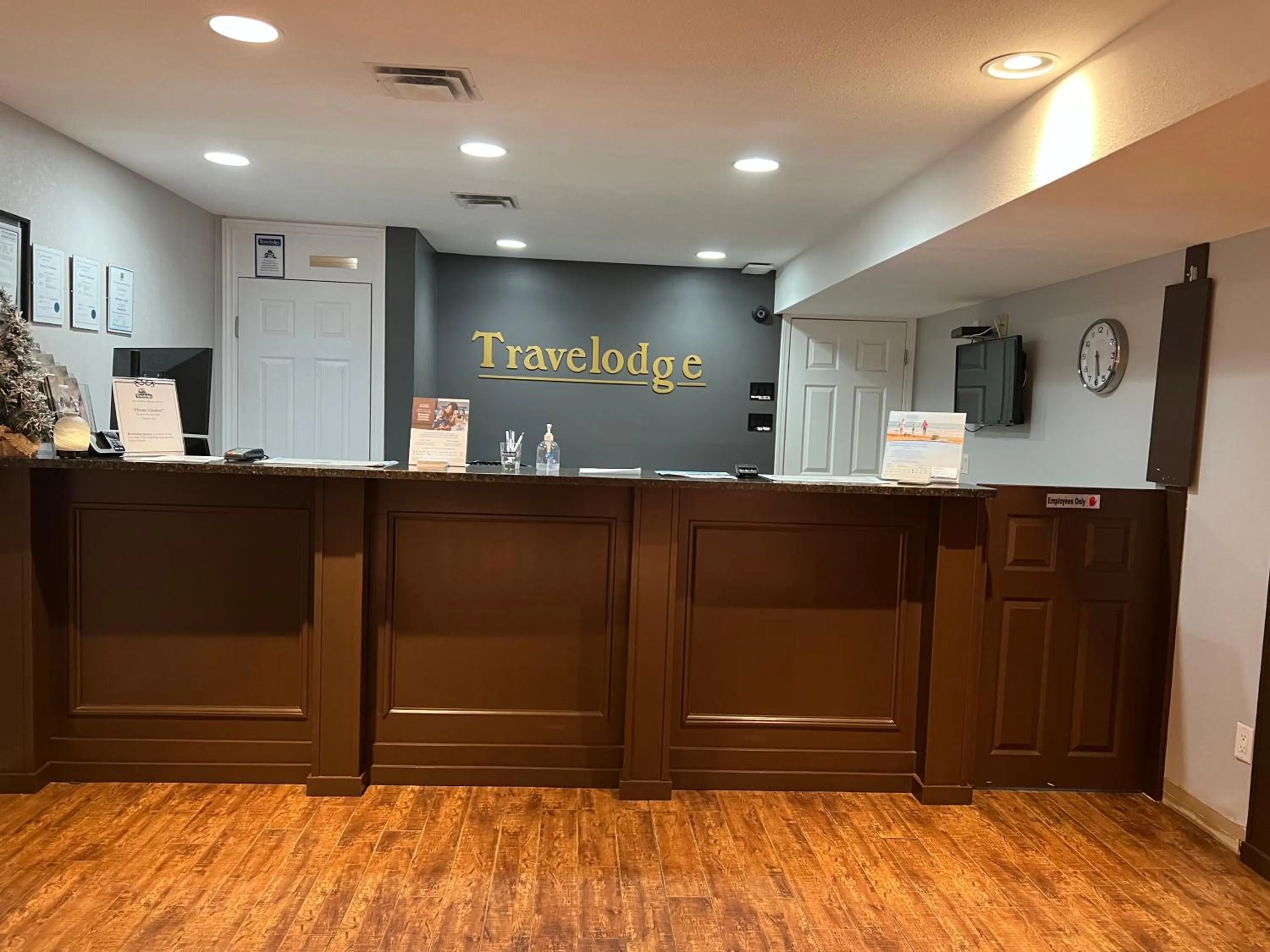 Lobby or reception in Travelodge by Wyndham Kamloops Mountview
