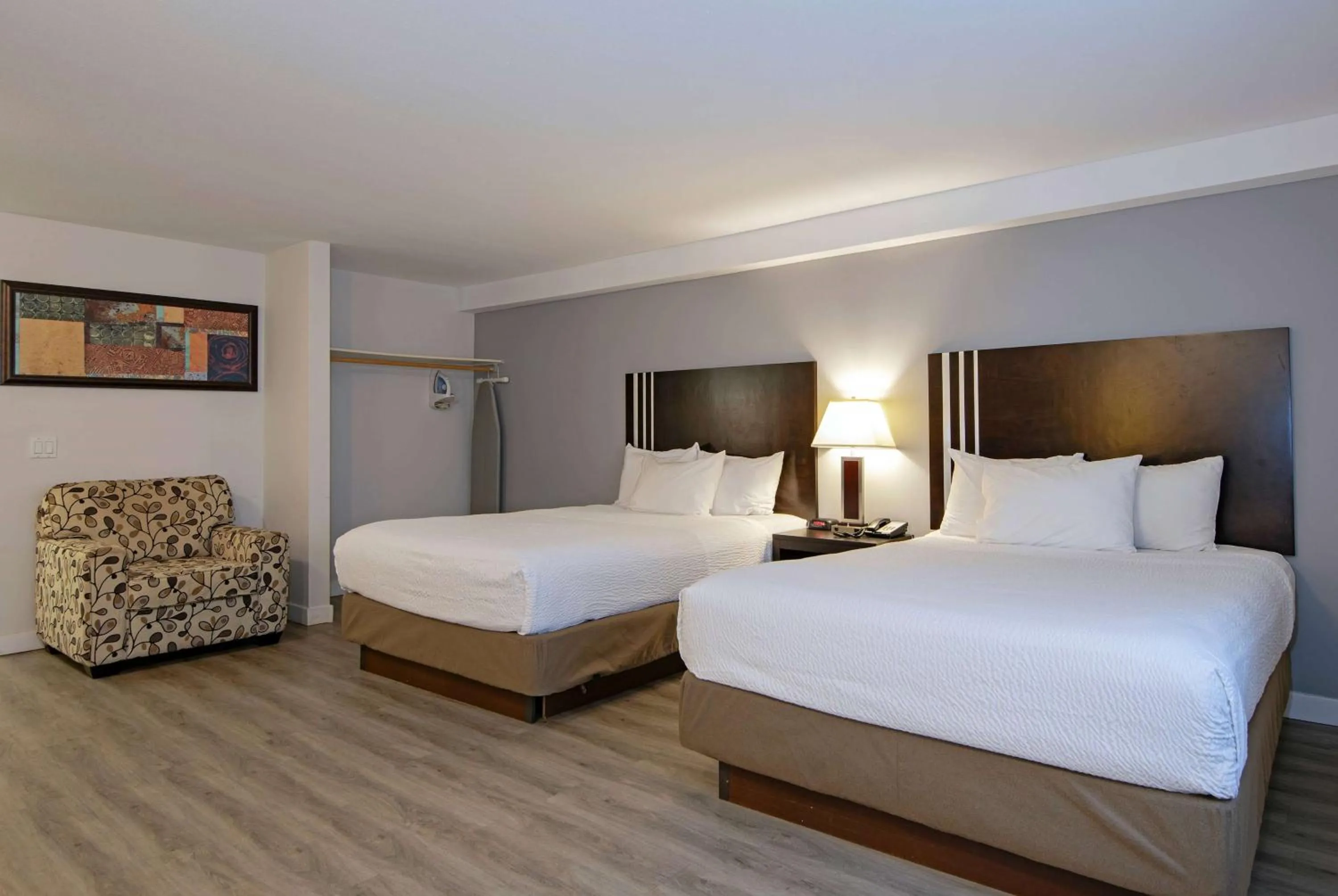 Photo of the whole room, Bed in Travelodge by Wyndham Kamloops Mountview