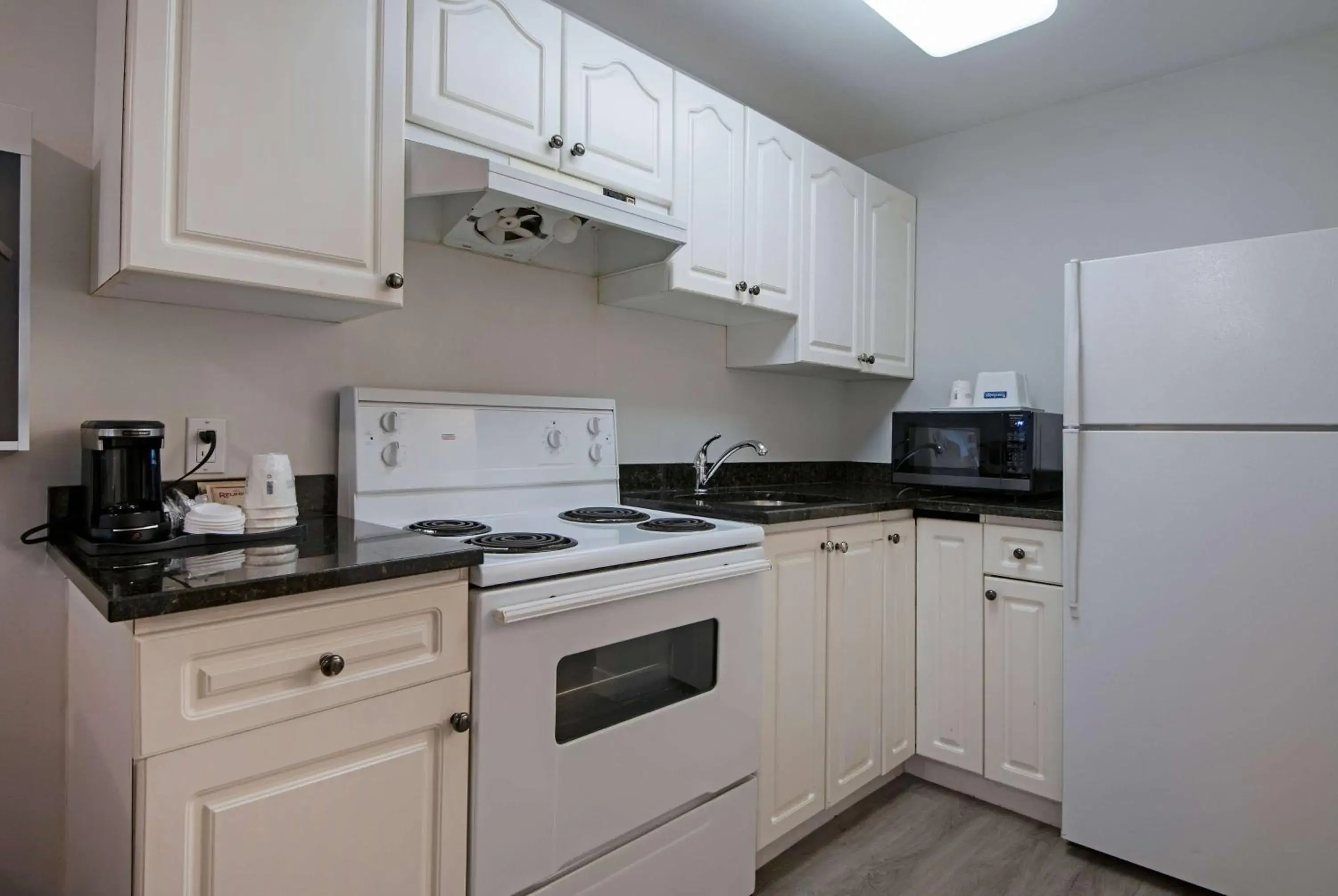 Two Queen Beds with Full Kitchen - Disability Access in Travelodge by Wyndham Kamloops Mountview Two Queen Beds with Full Kitchen - Disability Access in Travelodge by Wyndham Kamloops Mountview