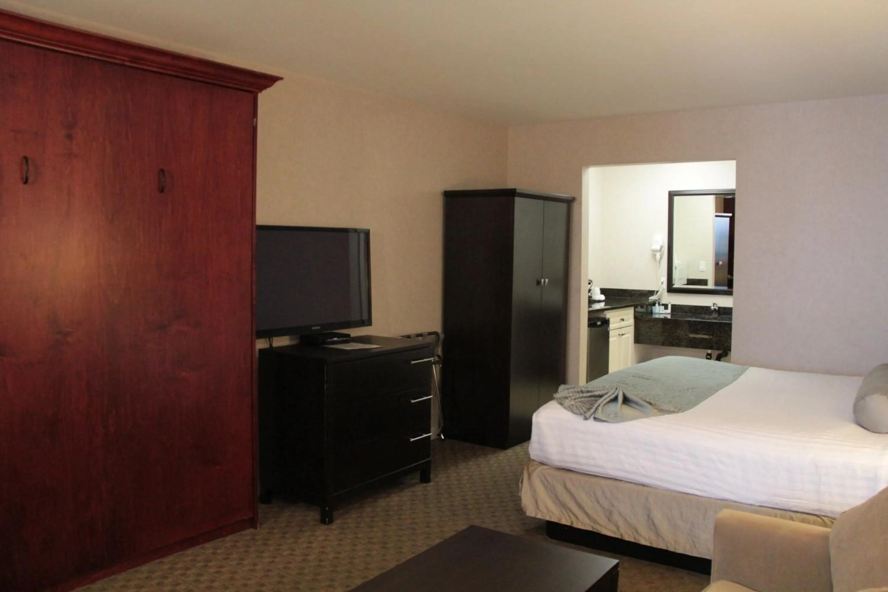 Bed in Travelodge by Wyndham Kamloops Mountview