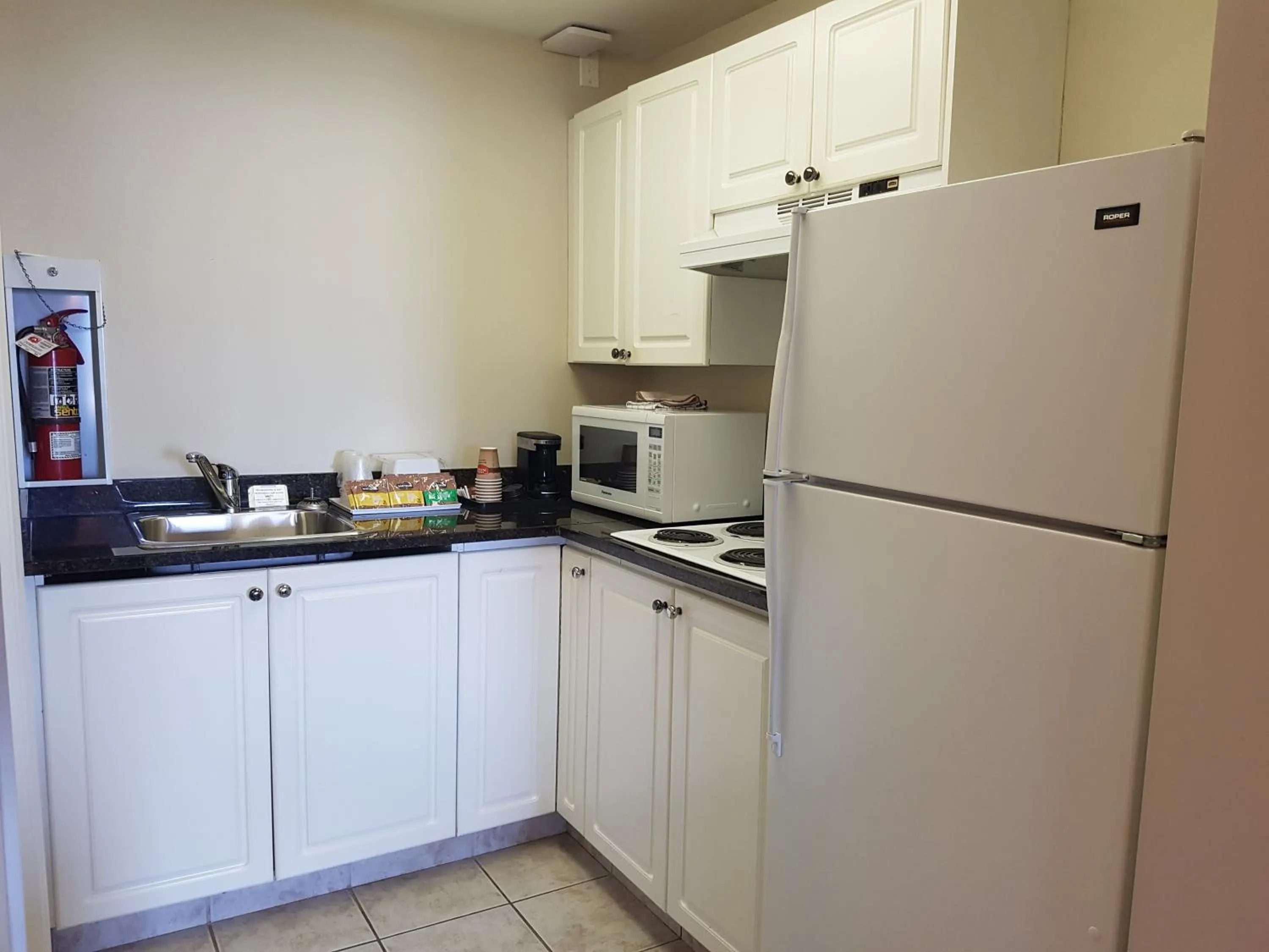 Kitchen or kitchenette in Travelodge by Wyndham Kamloops Mountview