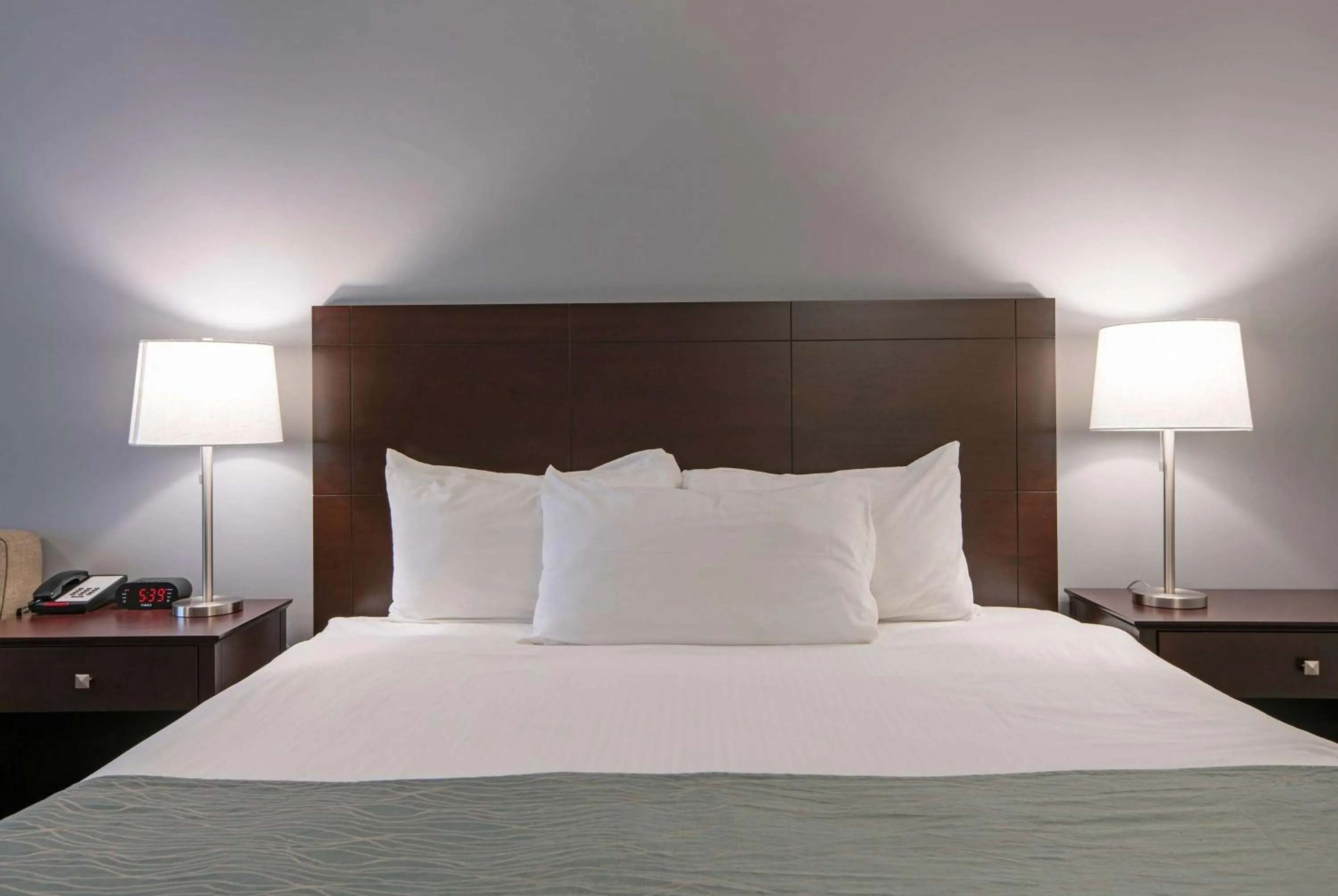 Photo of the whole room, Bed in Travelodge by Wyndham Kamloops Mountview