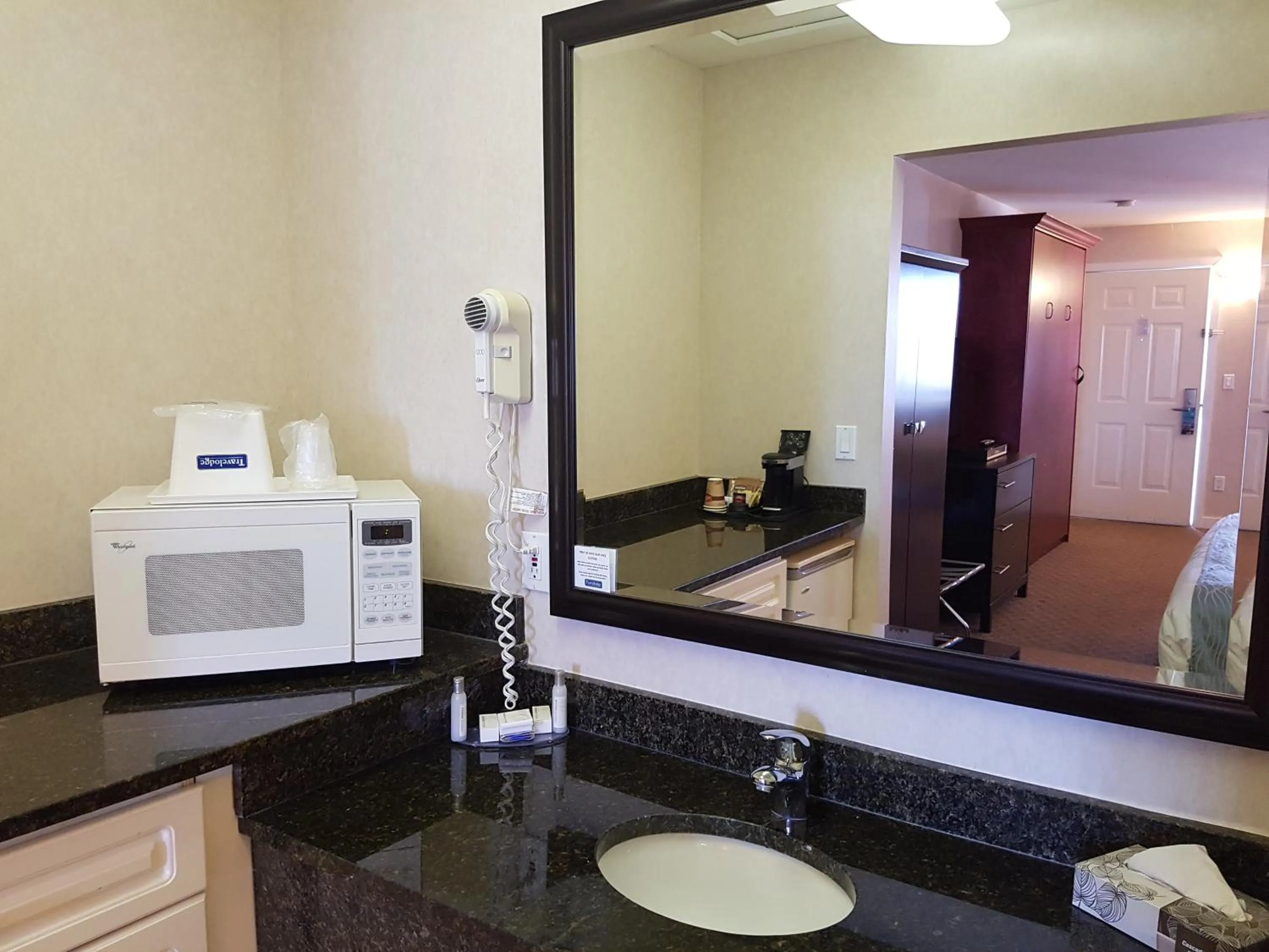 Coffee/tea facilities in Travelodge by Wyndham Kamloops Mountview