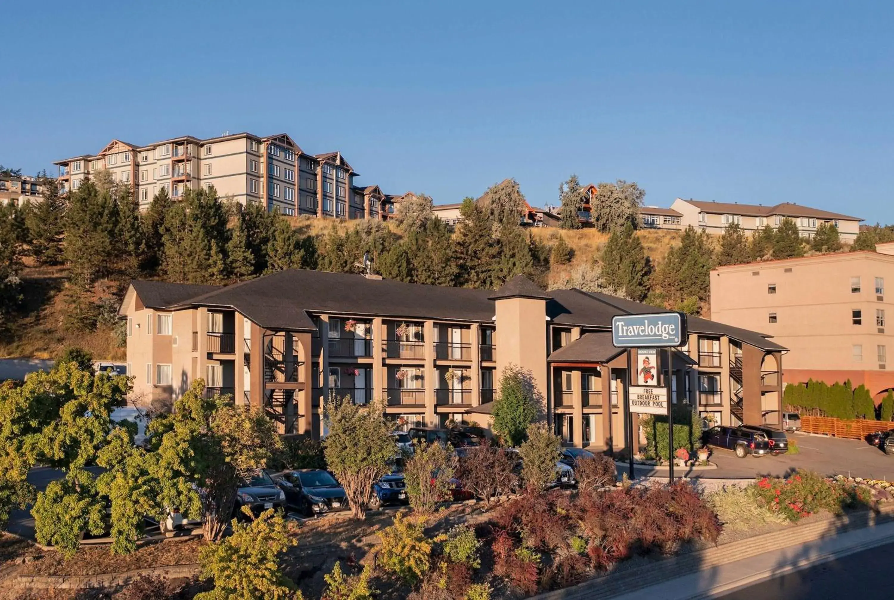 Property building in Travelodge by Wyndham Kamloops Mountview Property building in Travelodge by Wyndham Kamloops Mountview