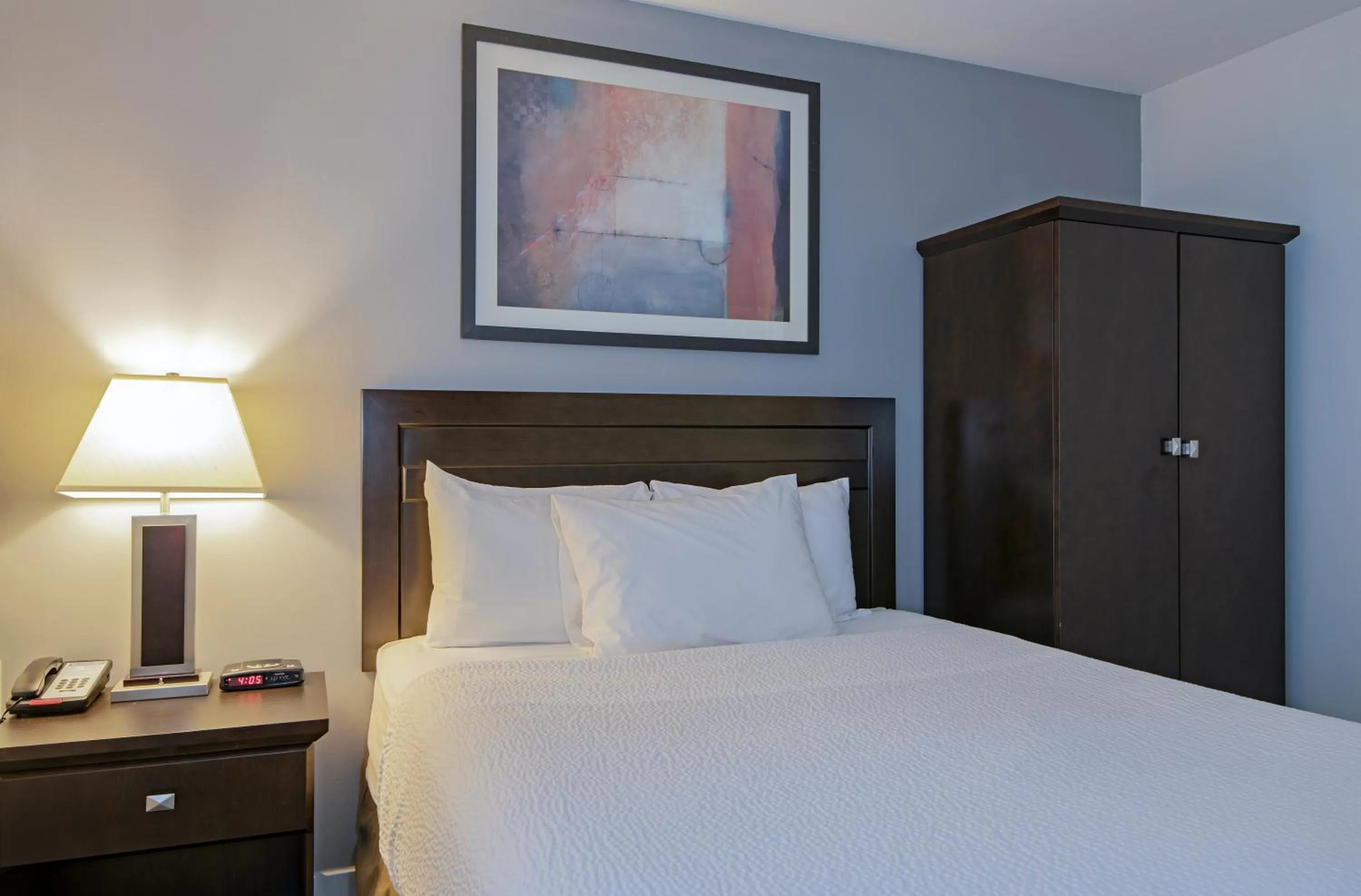 Bed in Travelodge by Wyndham Kamloops Mountview