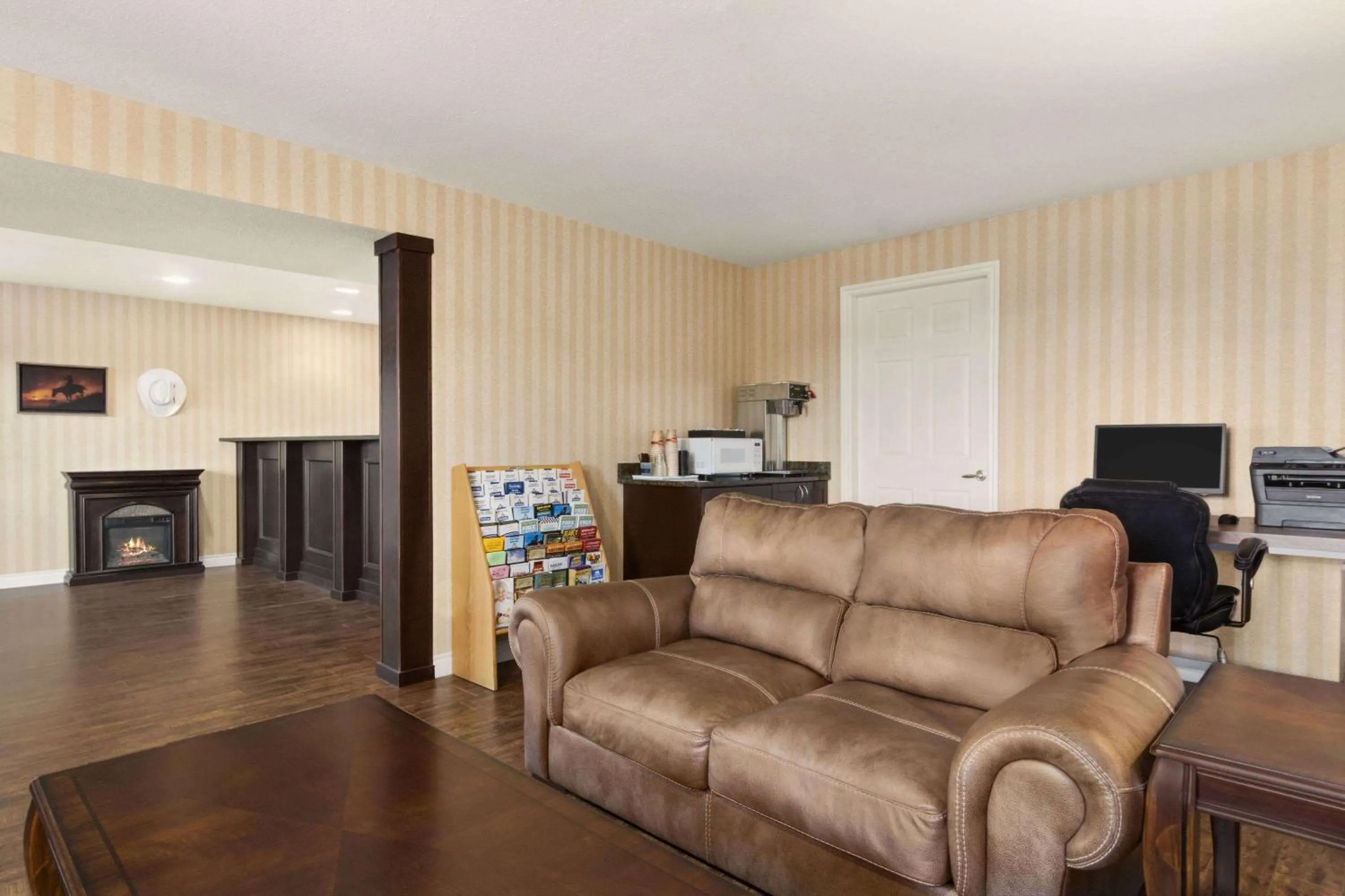 Lobby or reception in Travelodge by Wyndham Kamloops Mountview