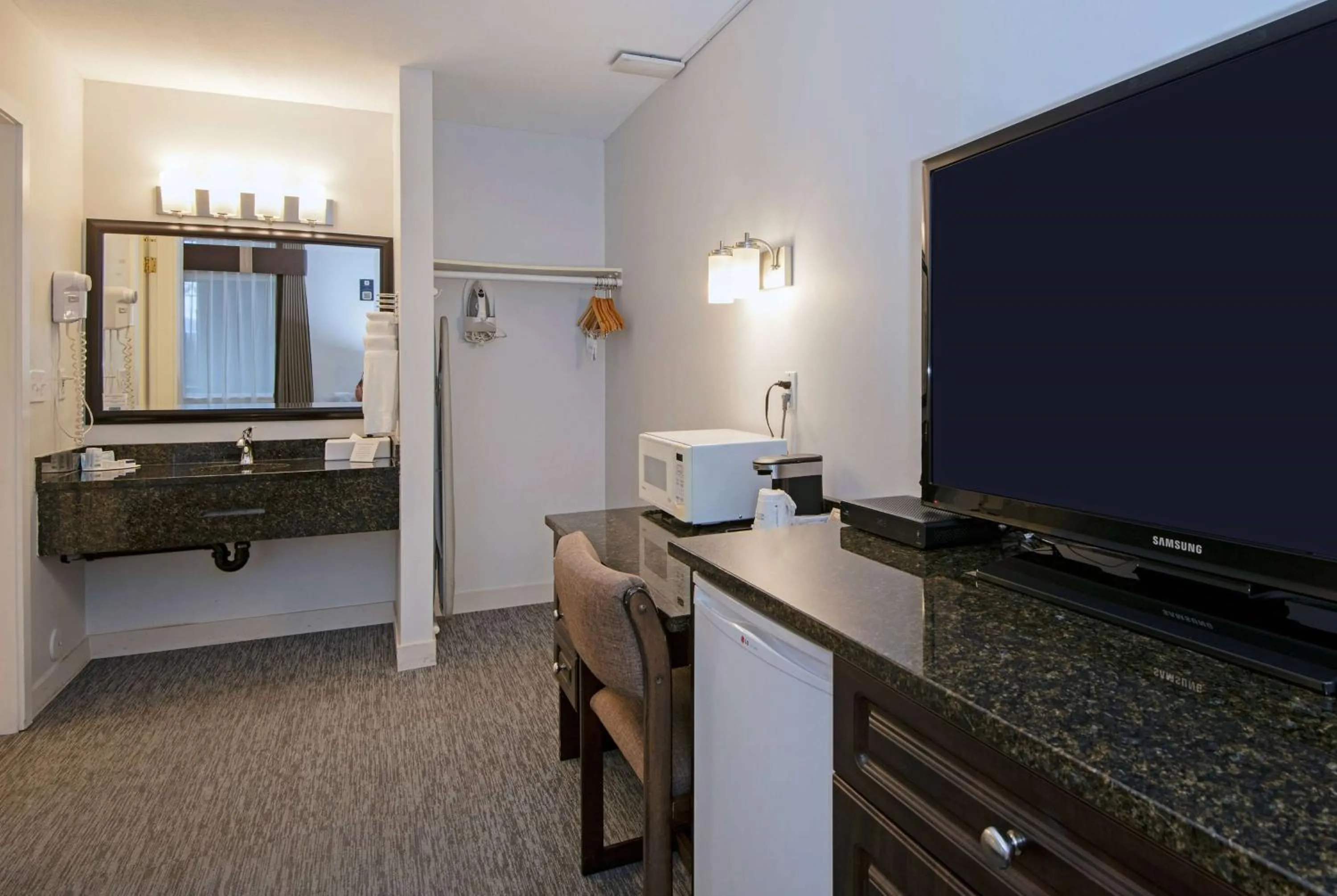 Photo of the whole room in Travelodge by Wyndham Kamloops Mountview