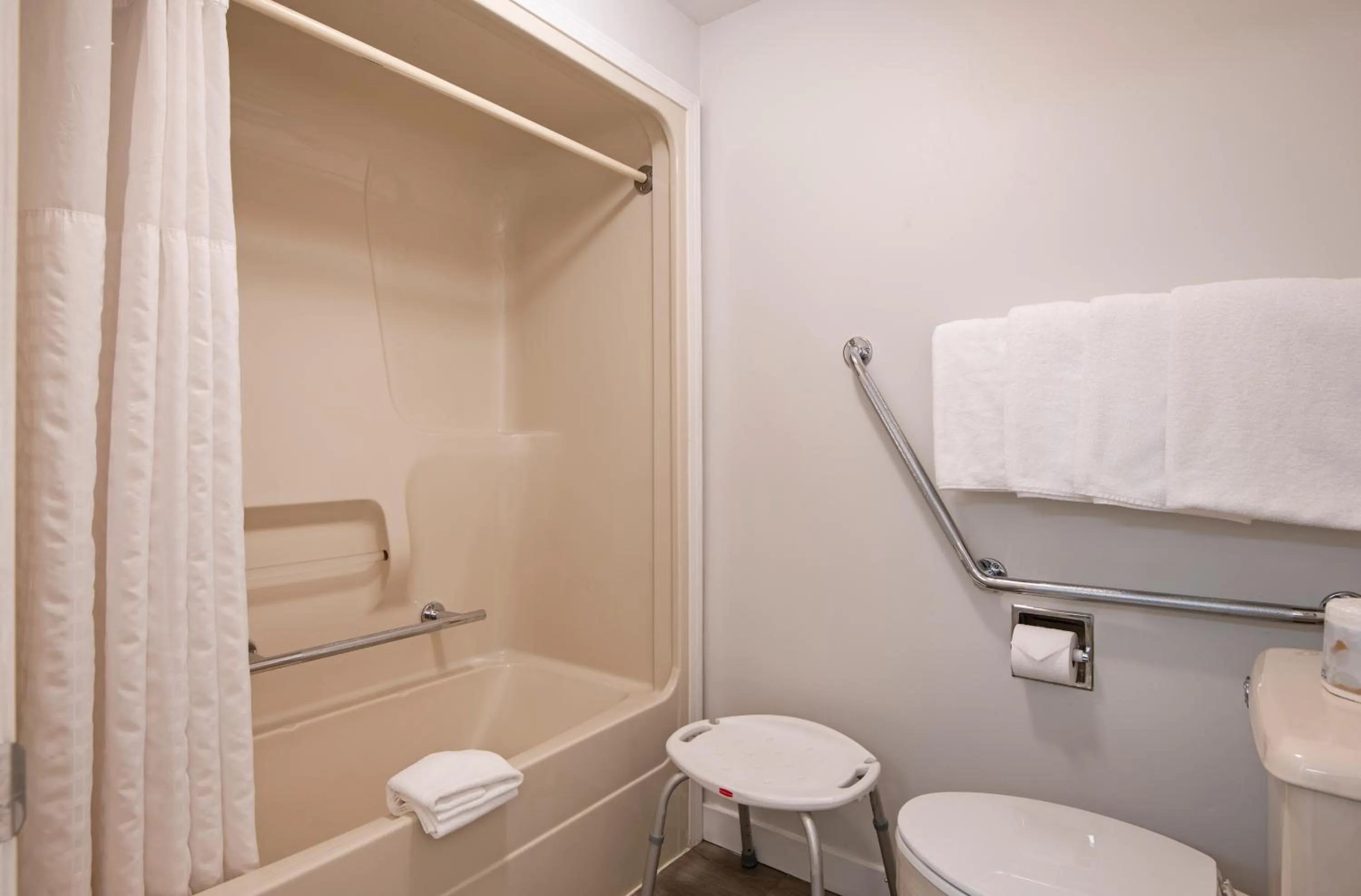 Travelodge by Wyndham Kamloops Mountview