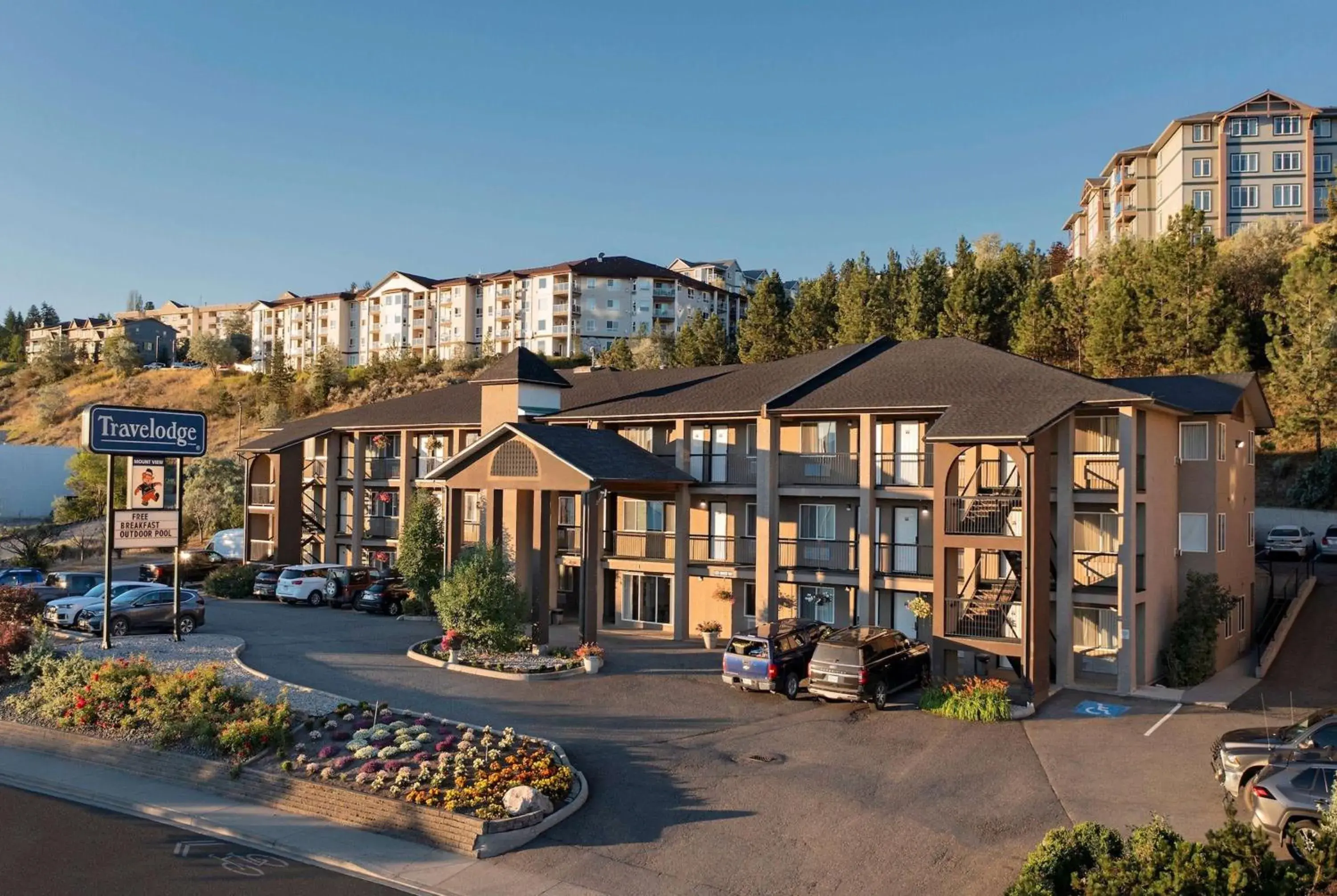 Property building in Travelodge by Wyndham Kamloops Mountview Property building in Travelodge by Wyndham Kamloops Mountview