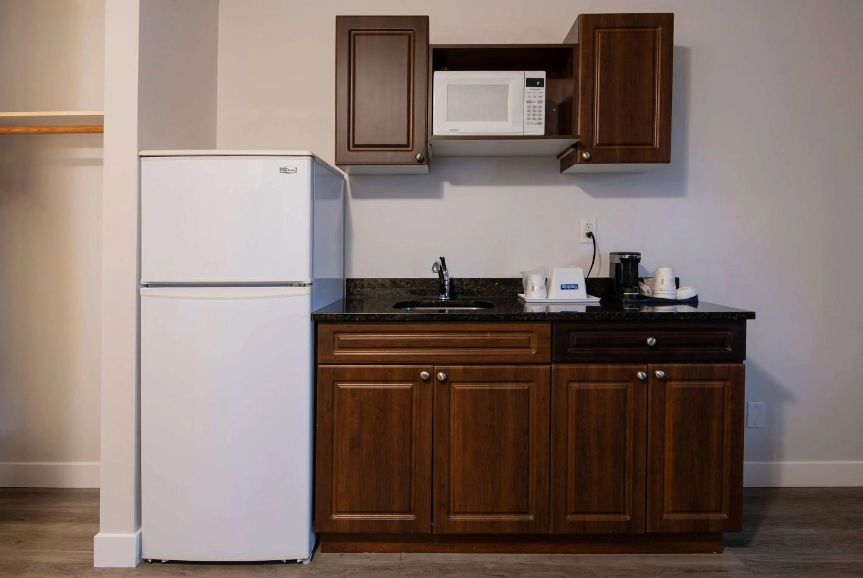 Photo of the whole room in Travelodge by Wyndham Kamloops Mountview