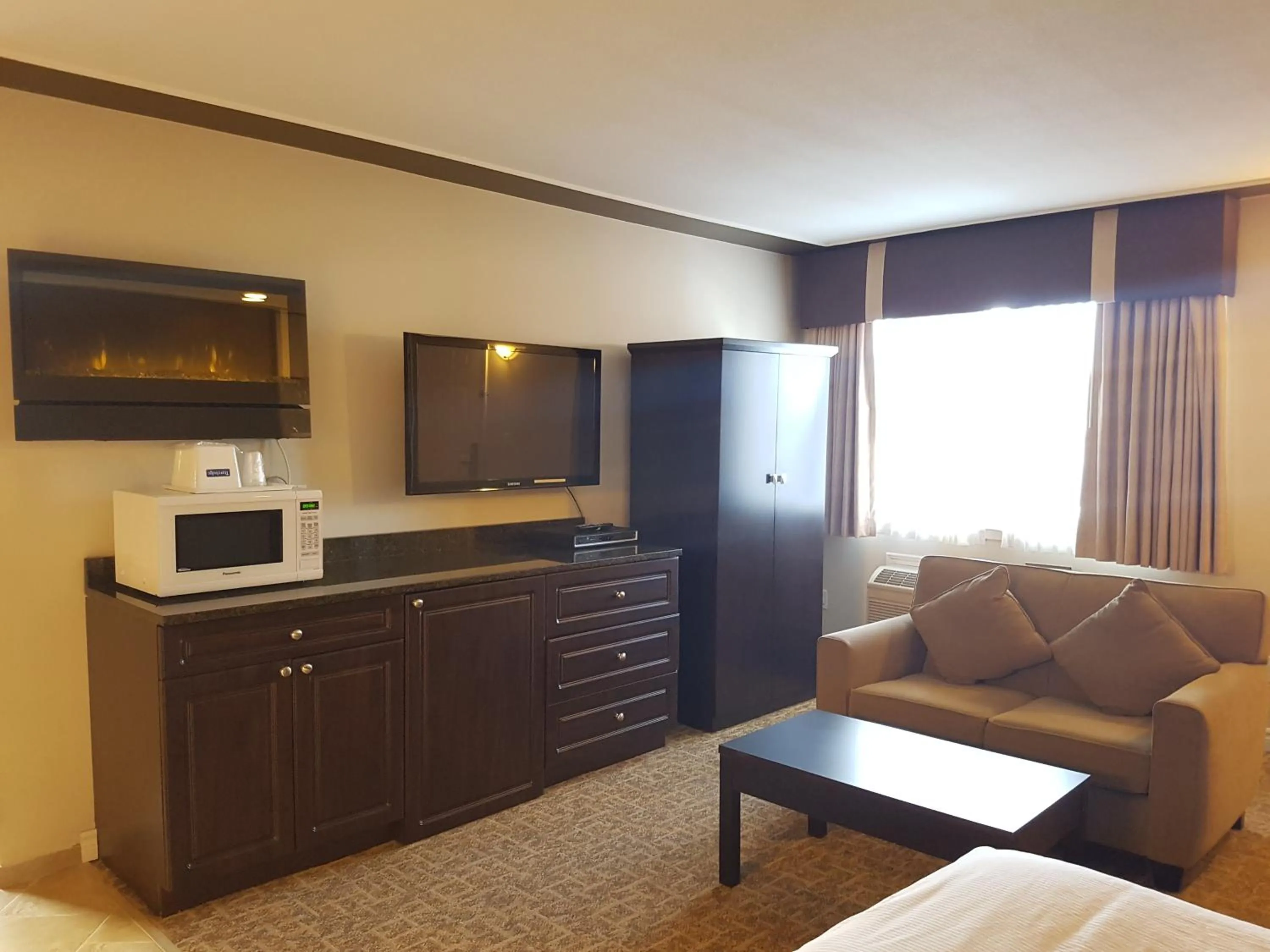 Seating area in Travelodge by Wyndham Kamloops Mountview