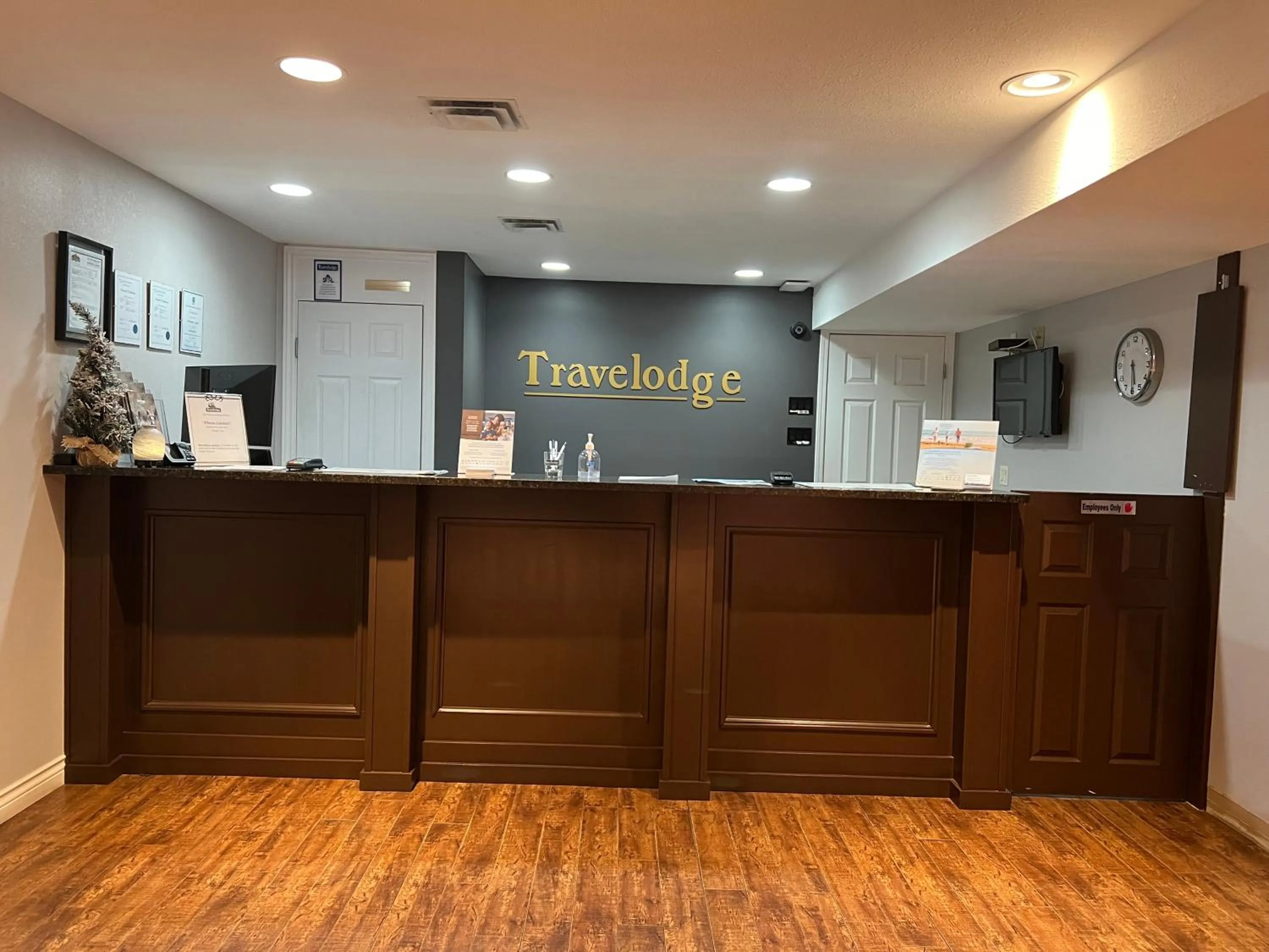 Lobby or reception in Travelodge by Wyndham Kamloops Mountview