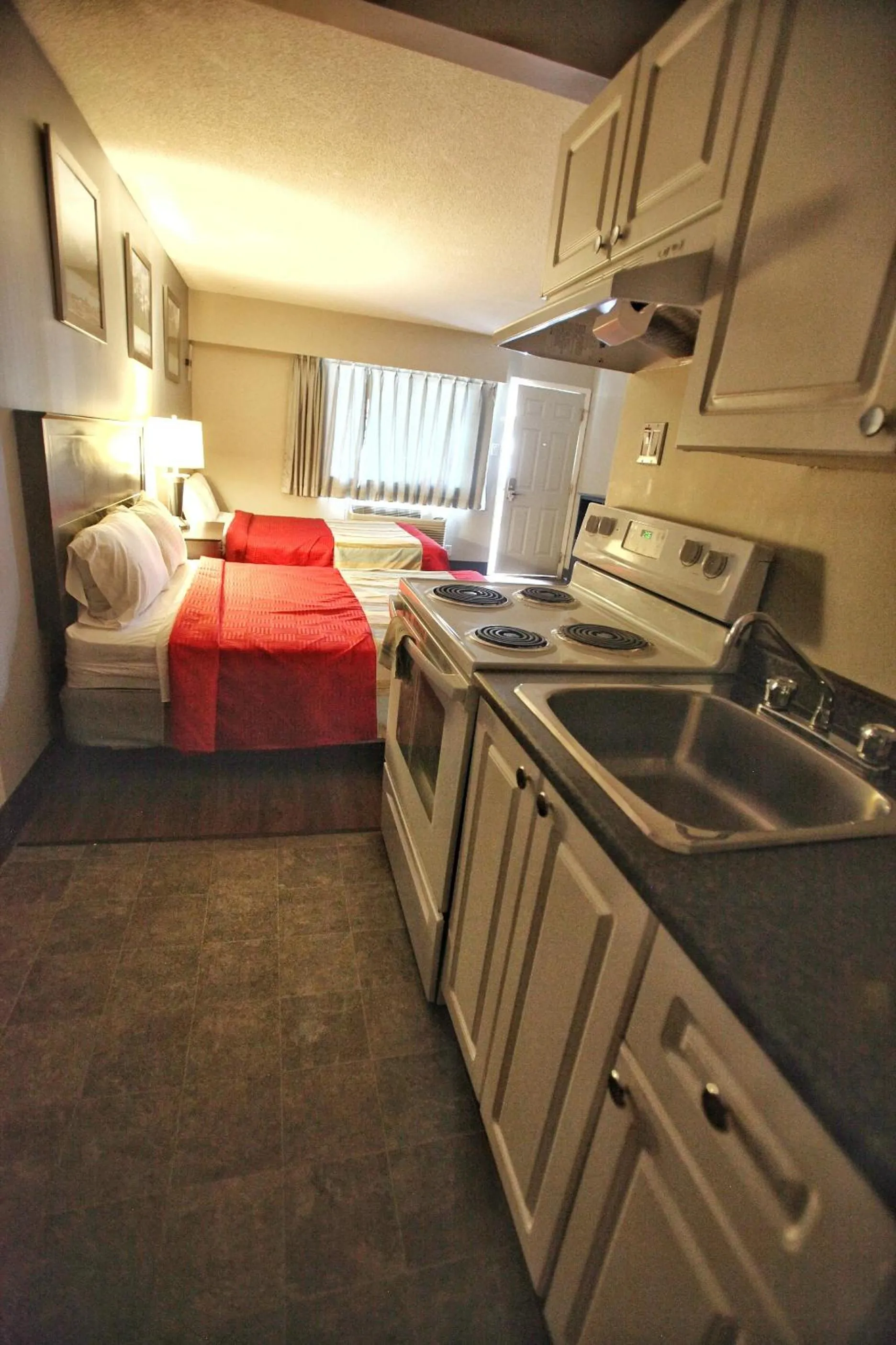 Bed in Best Budget Inn & Suites Kamloops