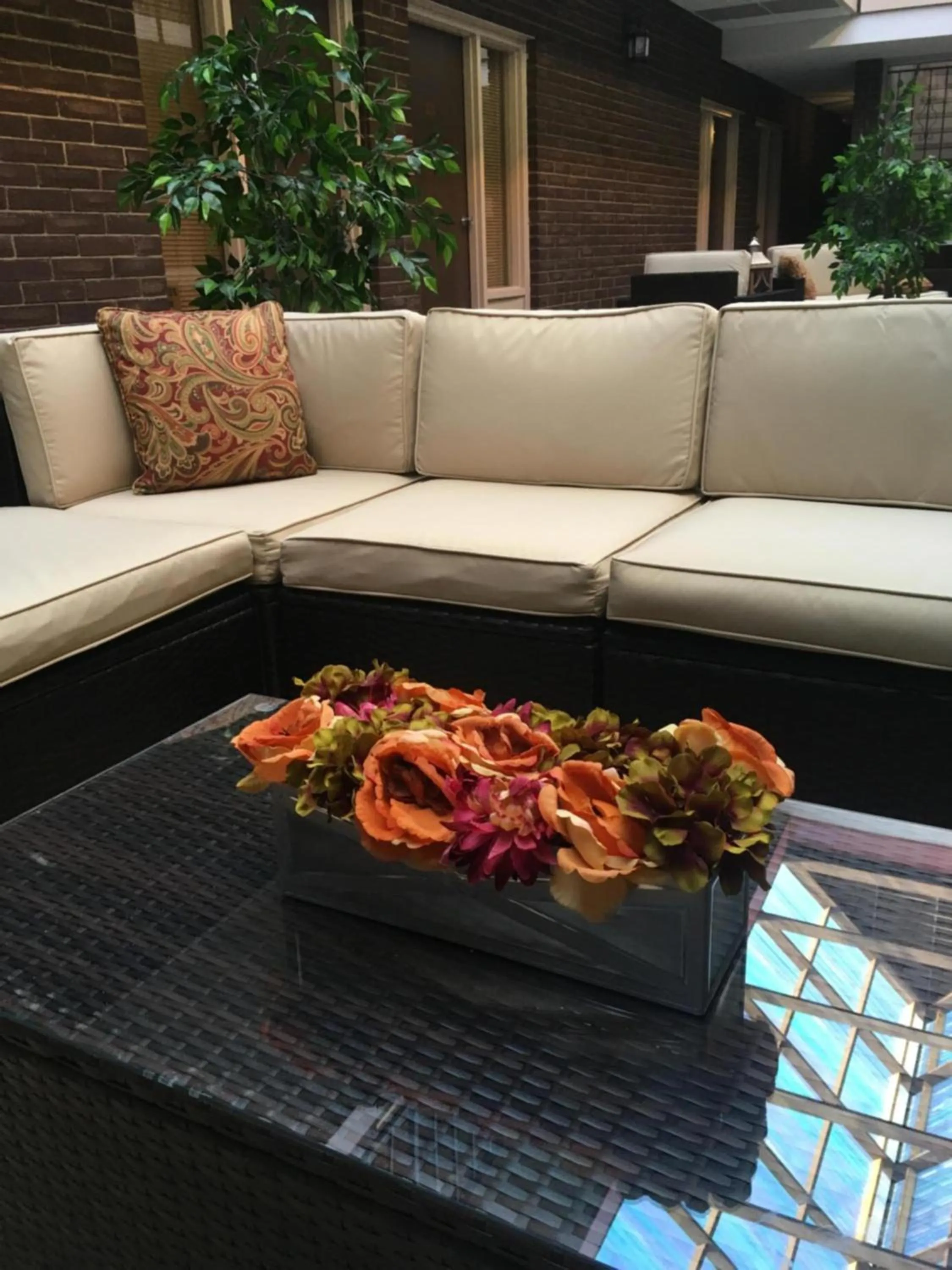 Communal lounge/ TV room in The Stables Inn & Suites