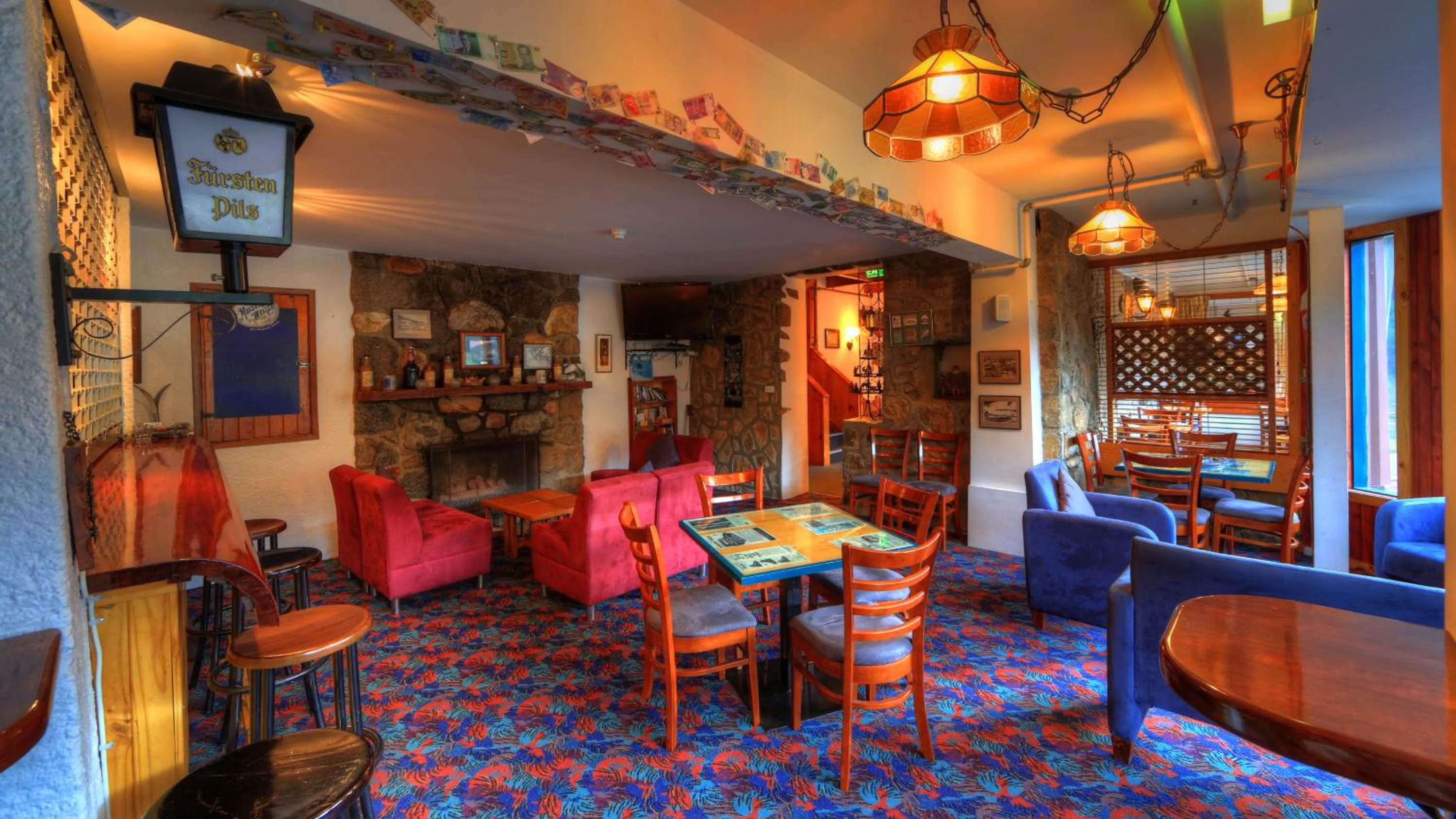 Communal lounge/ TV room in Candlelight Lodge