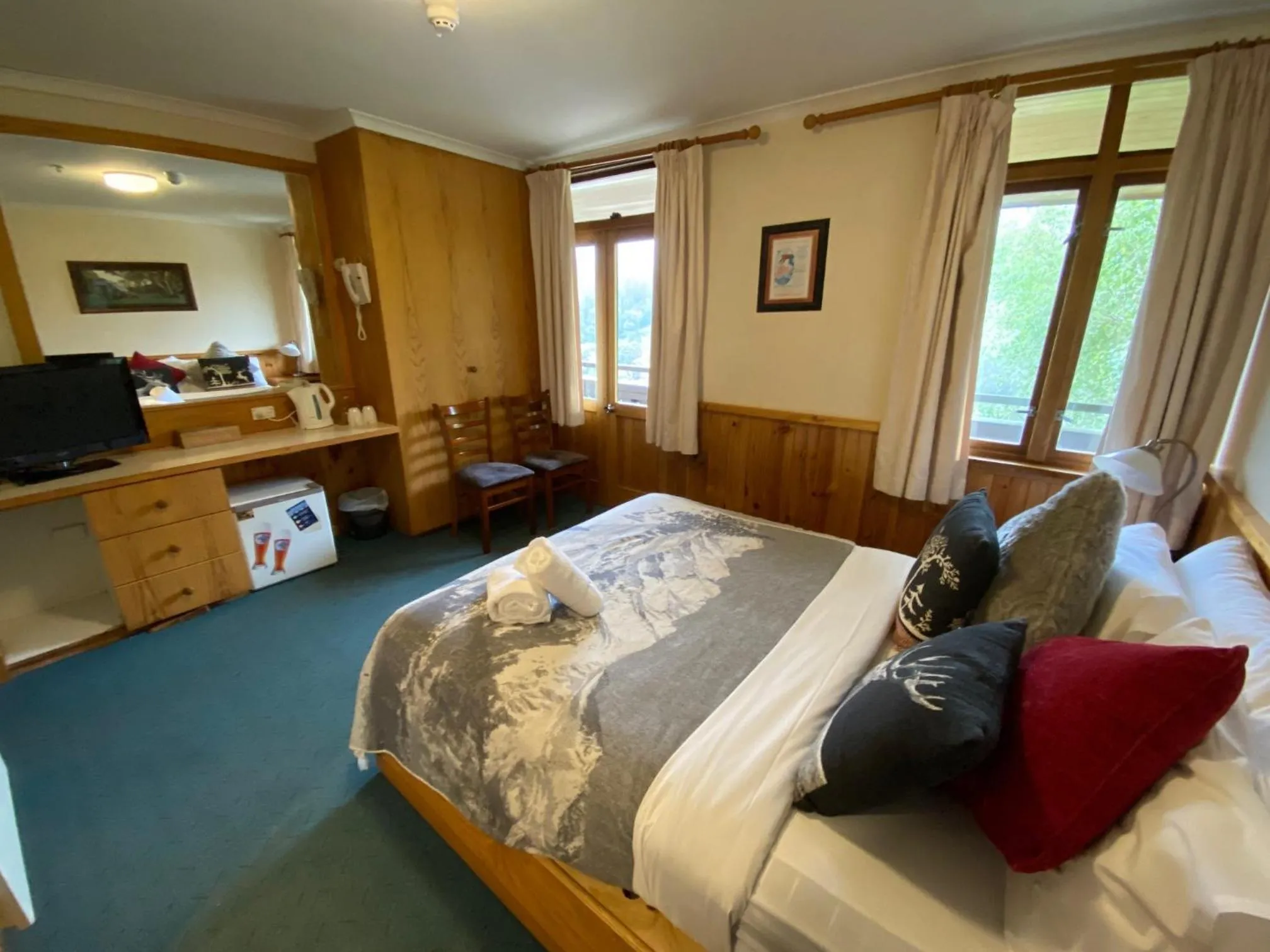 Bed in Candlelight Lodge