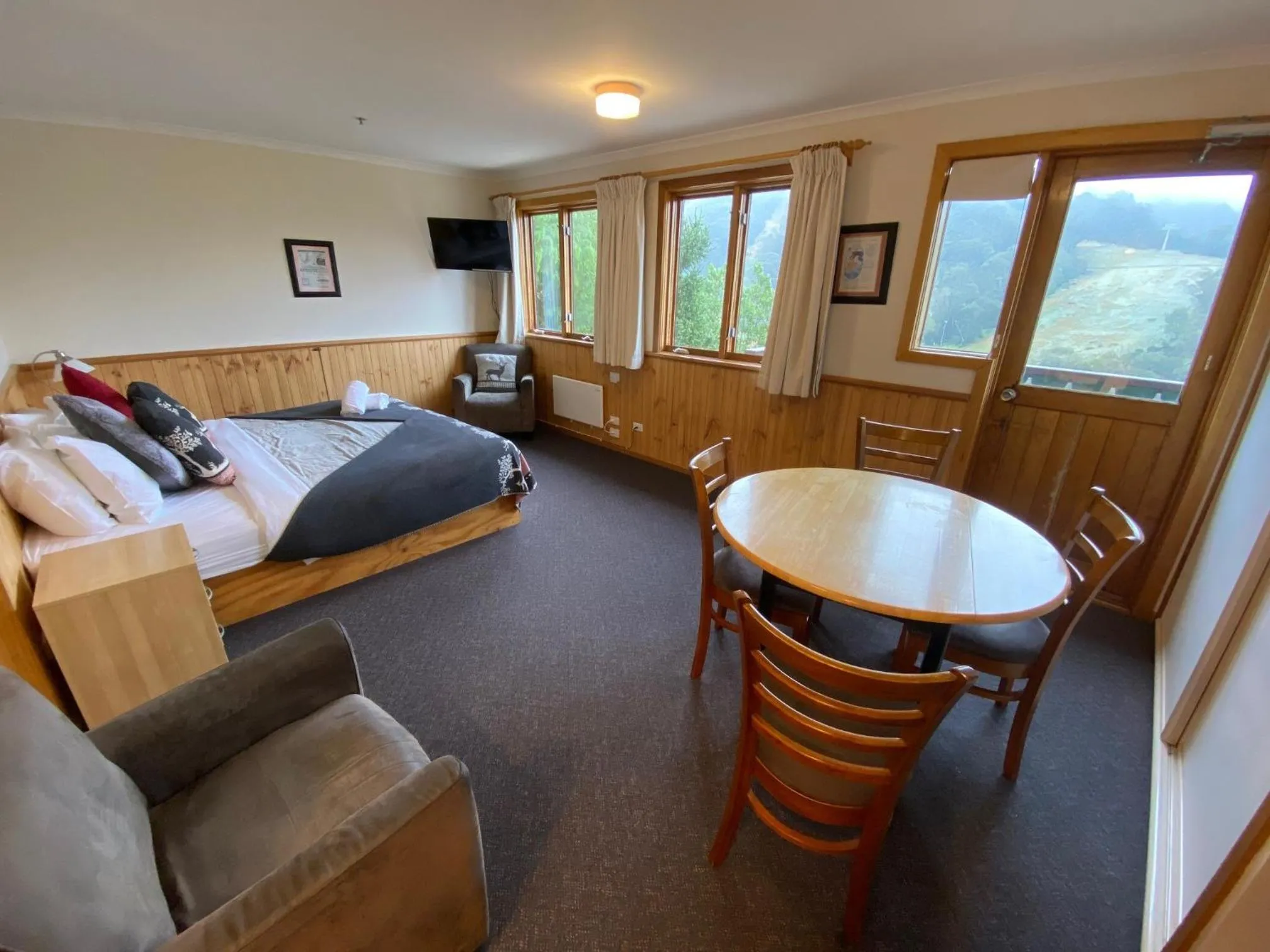 Bed in Candlelight Lodge