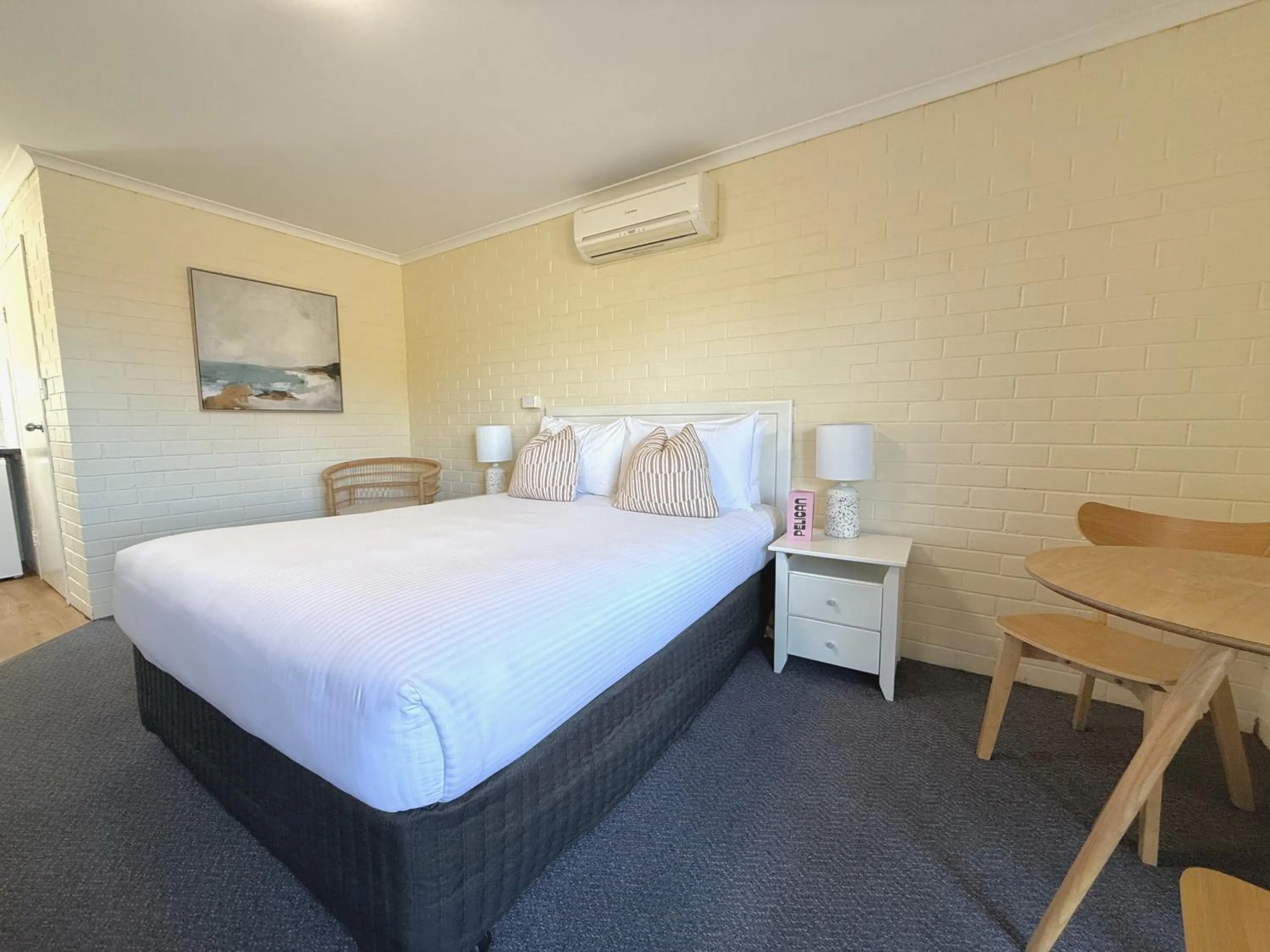 Bed in Pelican Motor Inn