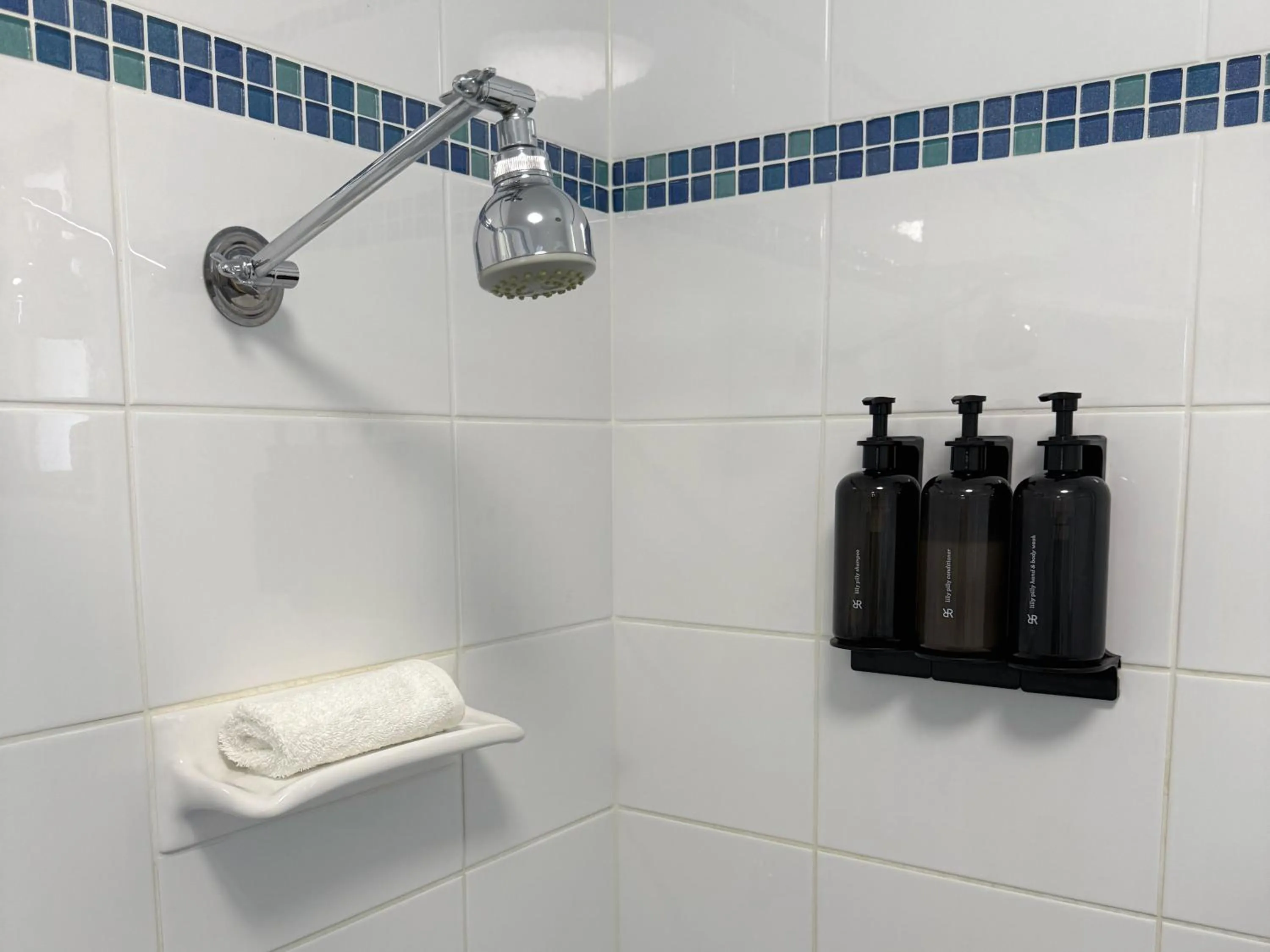 Shower in Pelican Motor Inn