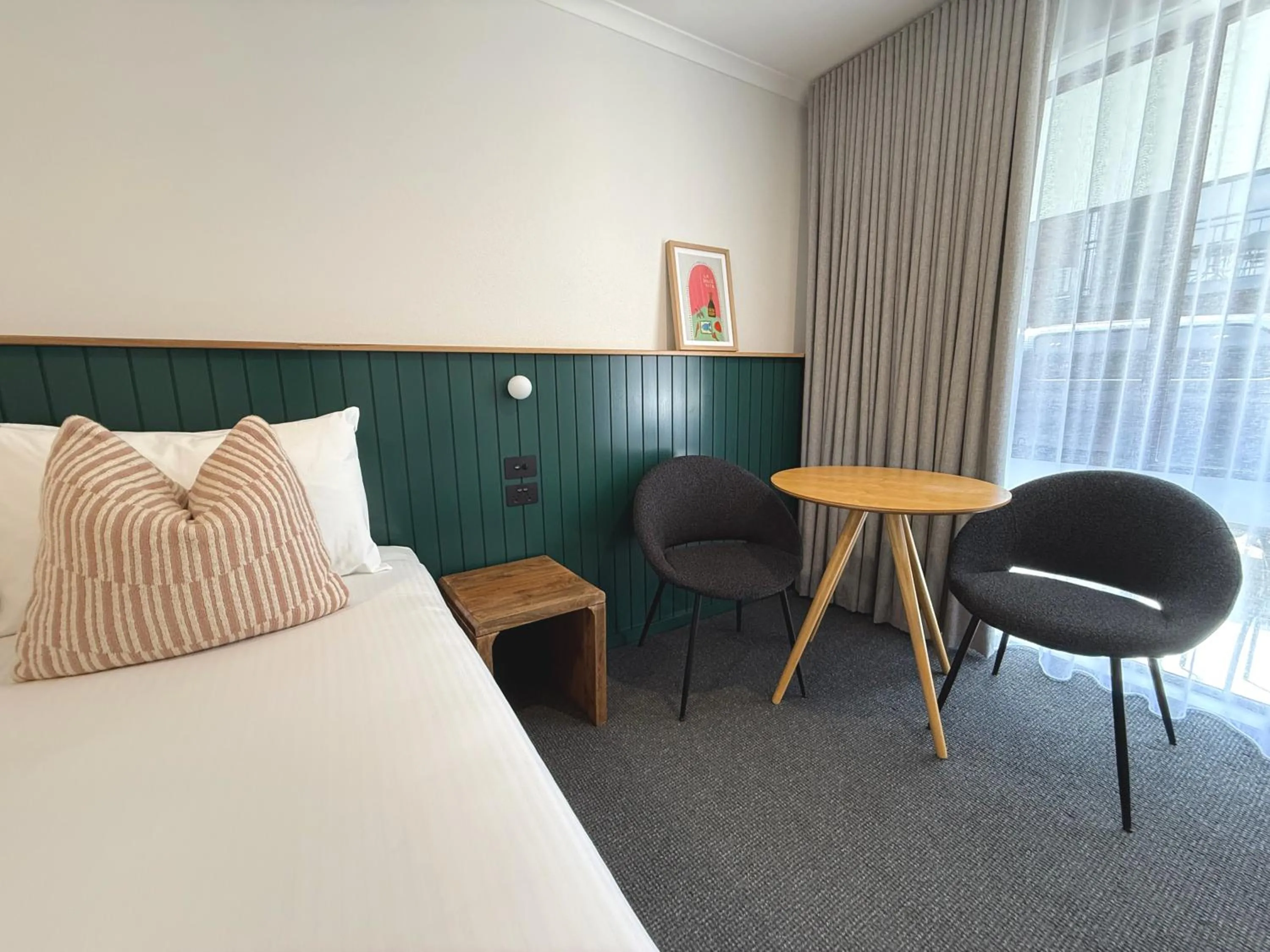 Bed in Pelican Motor Inn