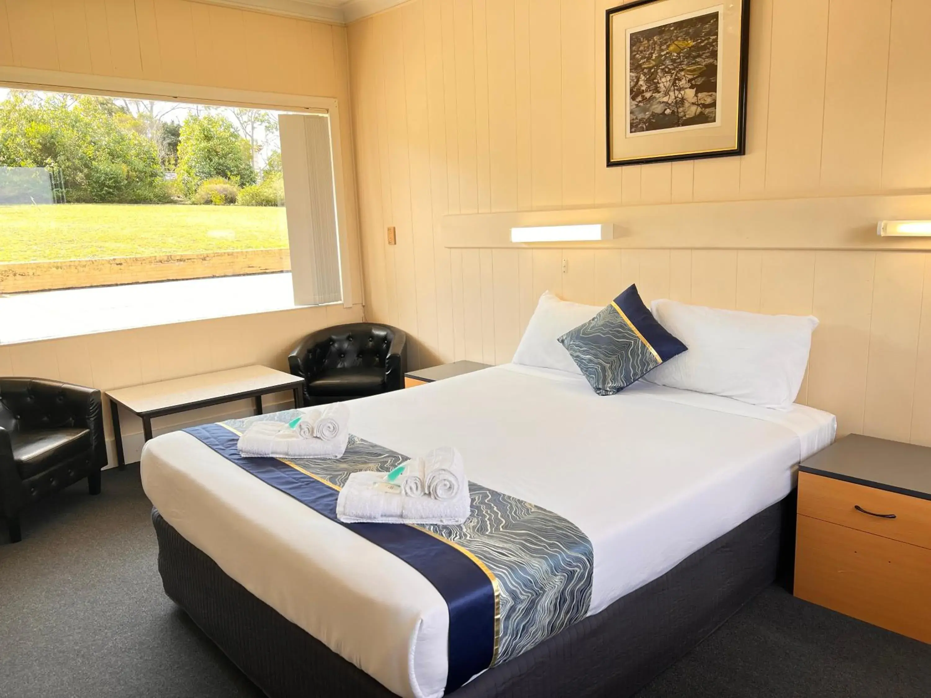 Standard Queen Room in Bayview Motor Inn Standard Queen Room in Bayview Motor Inn