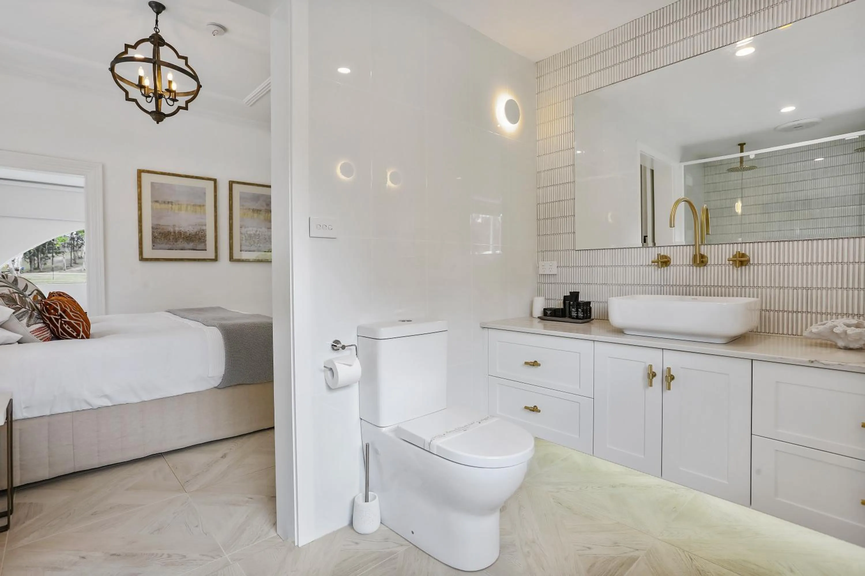 Bathroom, Bed in Seahorse Inn Hotel & Villas