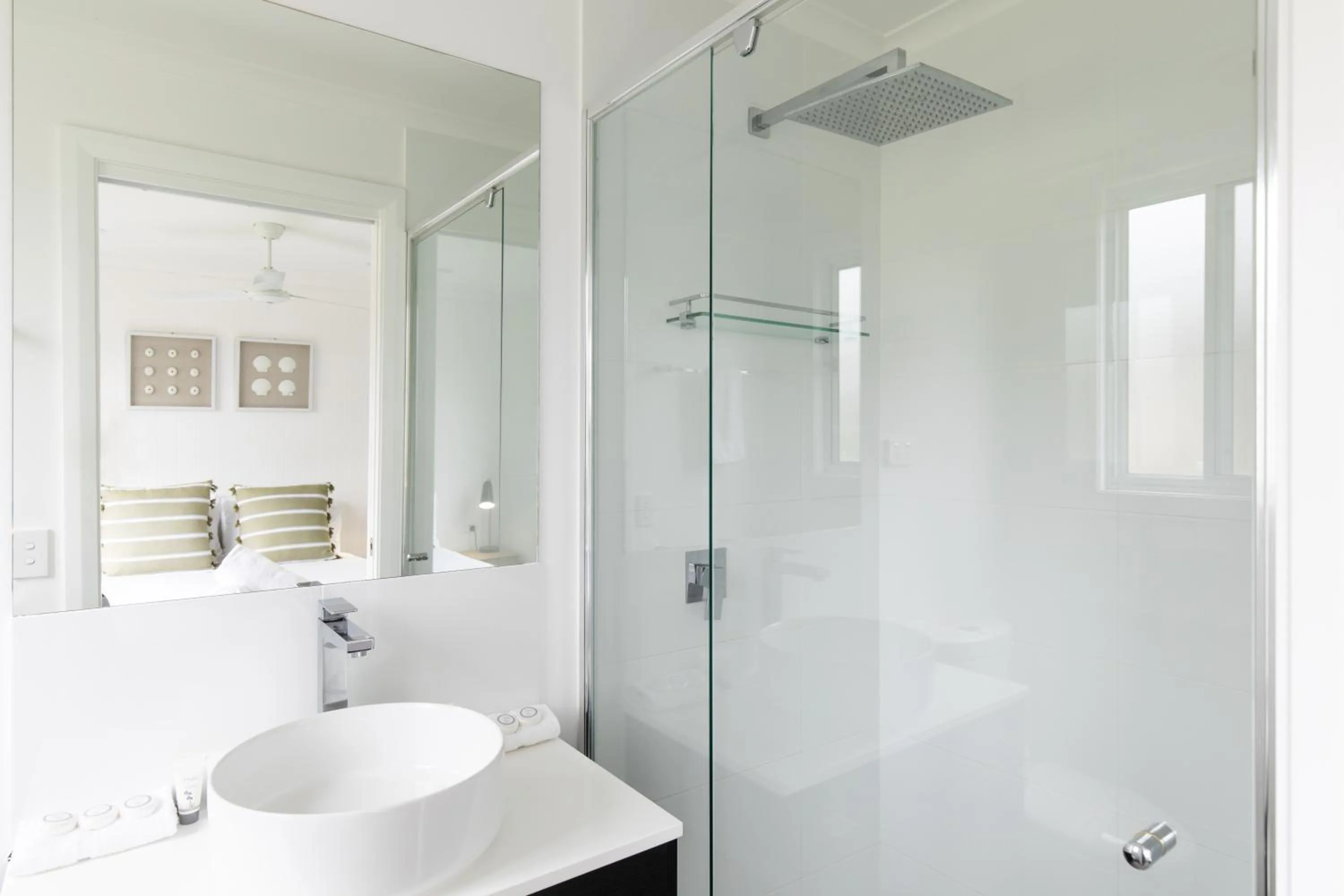 Shower in Seahorse Inn Hotel & Villas