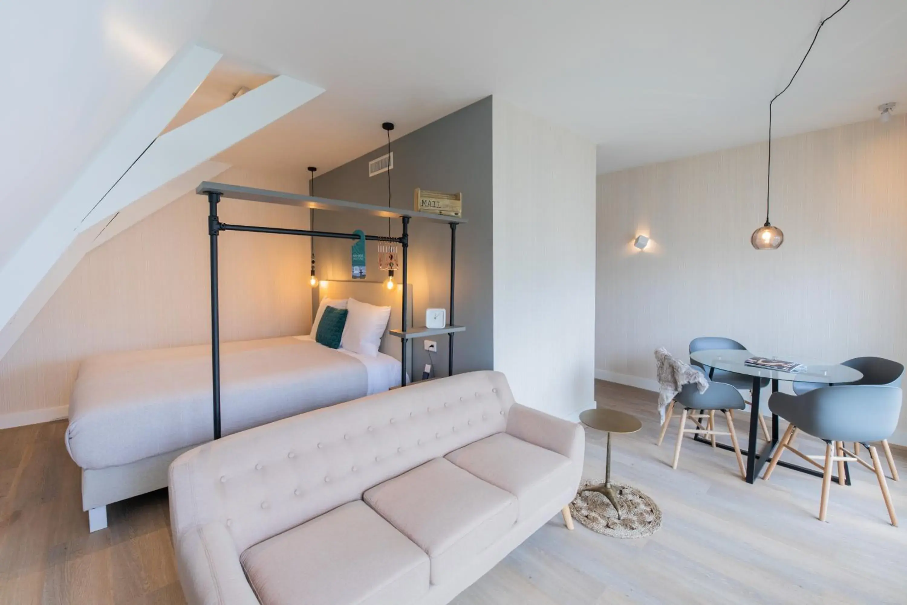 Suite with kitchenette and harbor view in Stadsvilla Mout Rotterdam-Schiedam Suite with kitchenette and harbor view in Stadsvilla Mout Rotterdam-Schiedam