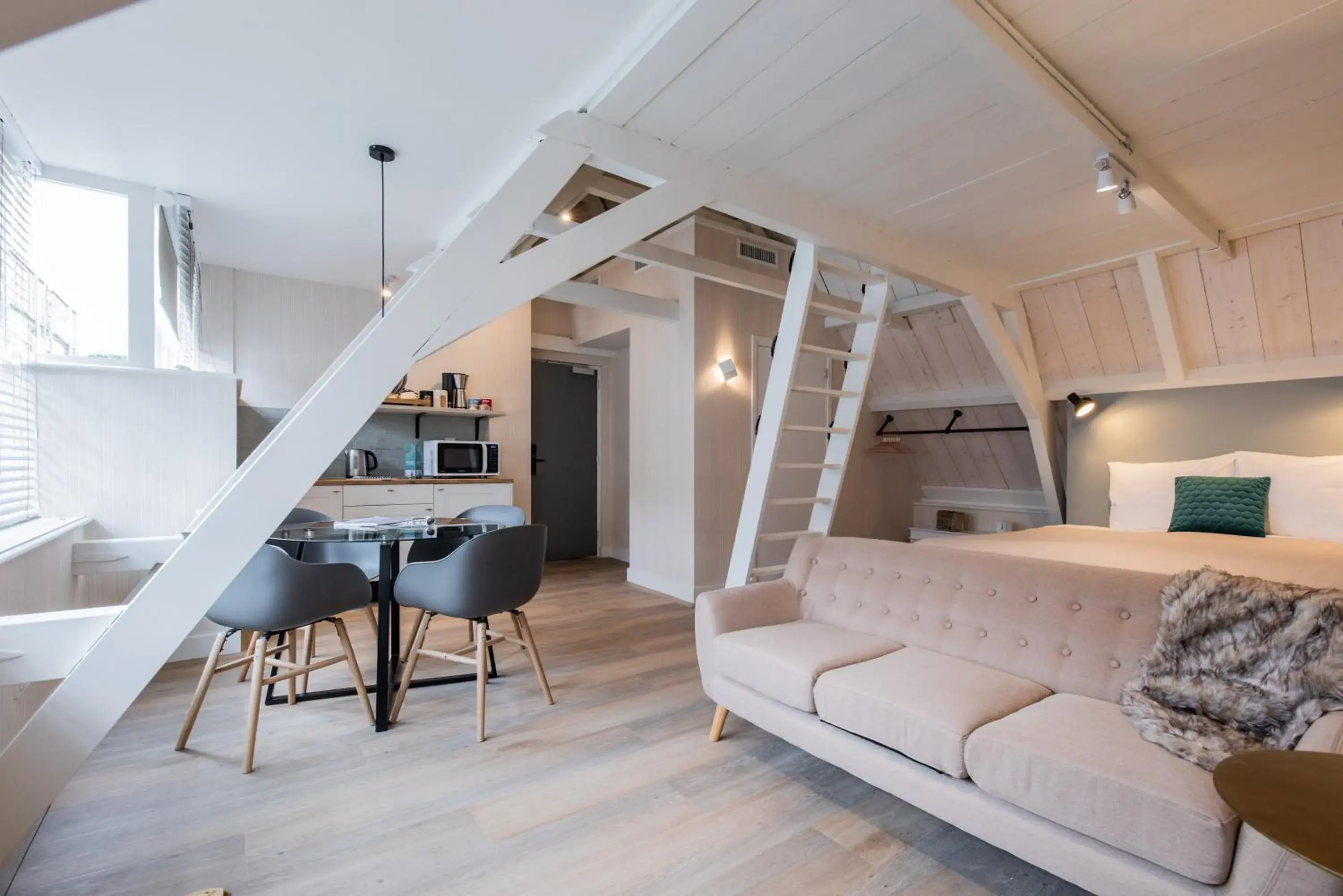 Family Suite with kitchenette and loft in Stadsvilla Mout Rotterdam-Schiedam Family Suite with kitchenette and loft in Stadsvilla Mout Rotterdam-Schiedam