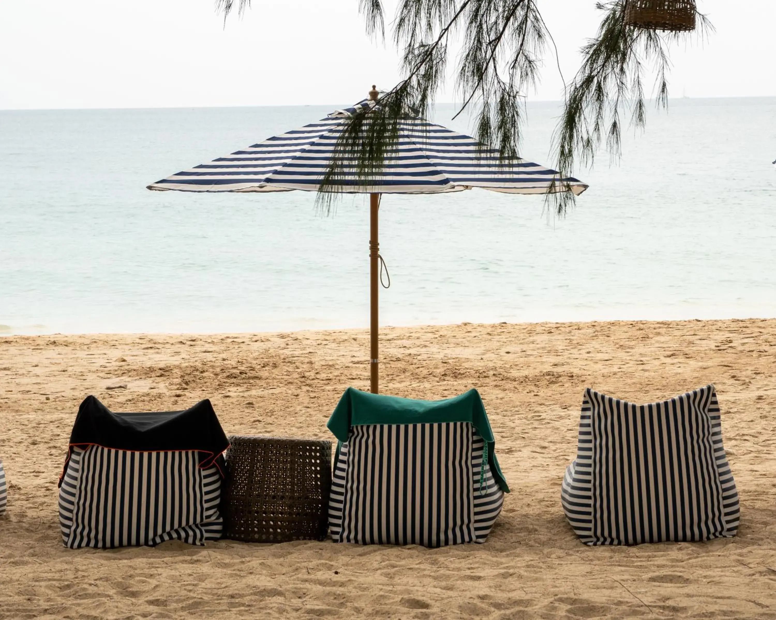 Lounge or bar in Long Beach Chalet - SHA Extra Plus Lounge or bar in Long Beach Chalet - SHA Extra Plus