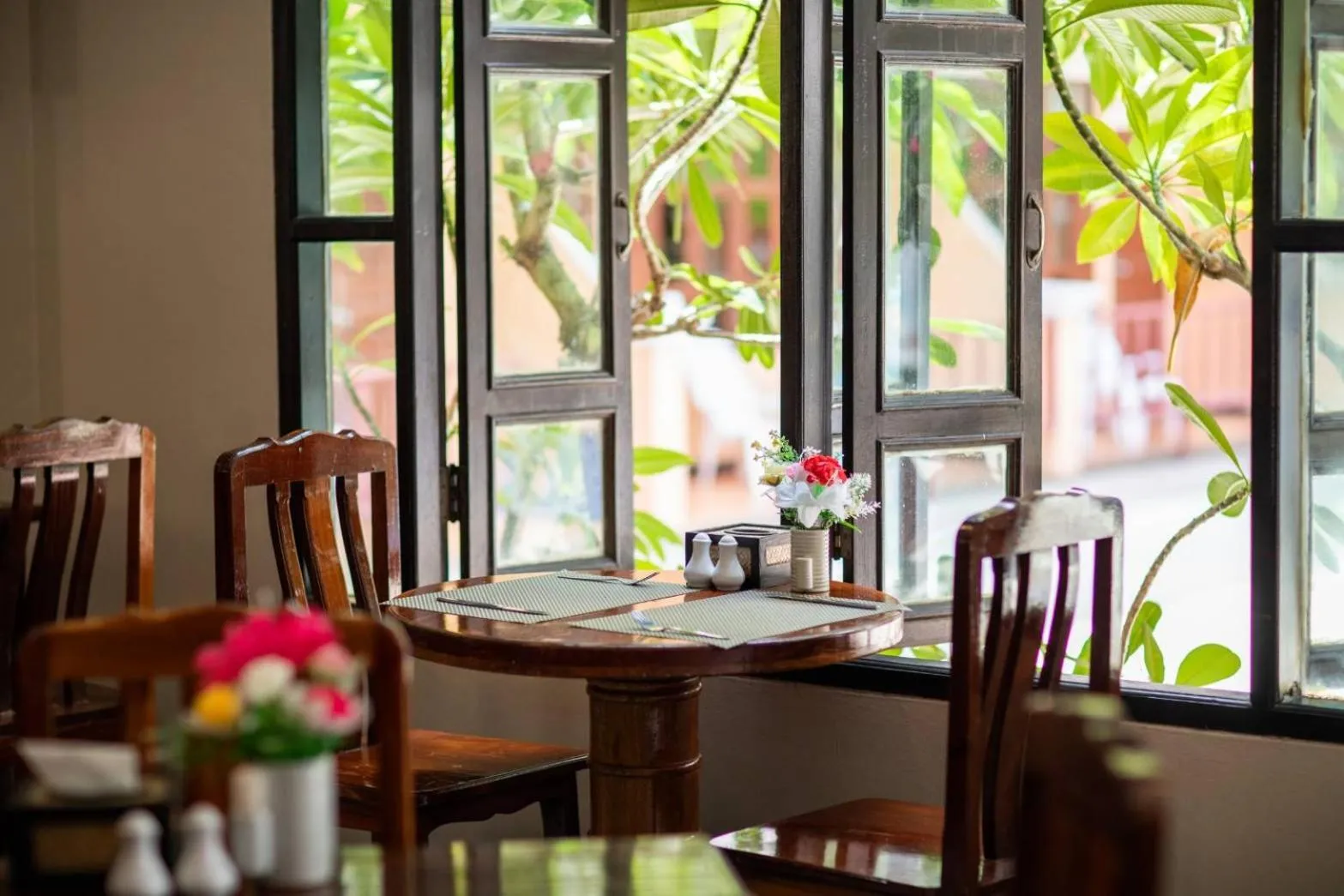 Restaurant/places to eat in Tony Resort