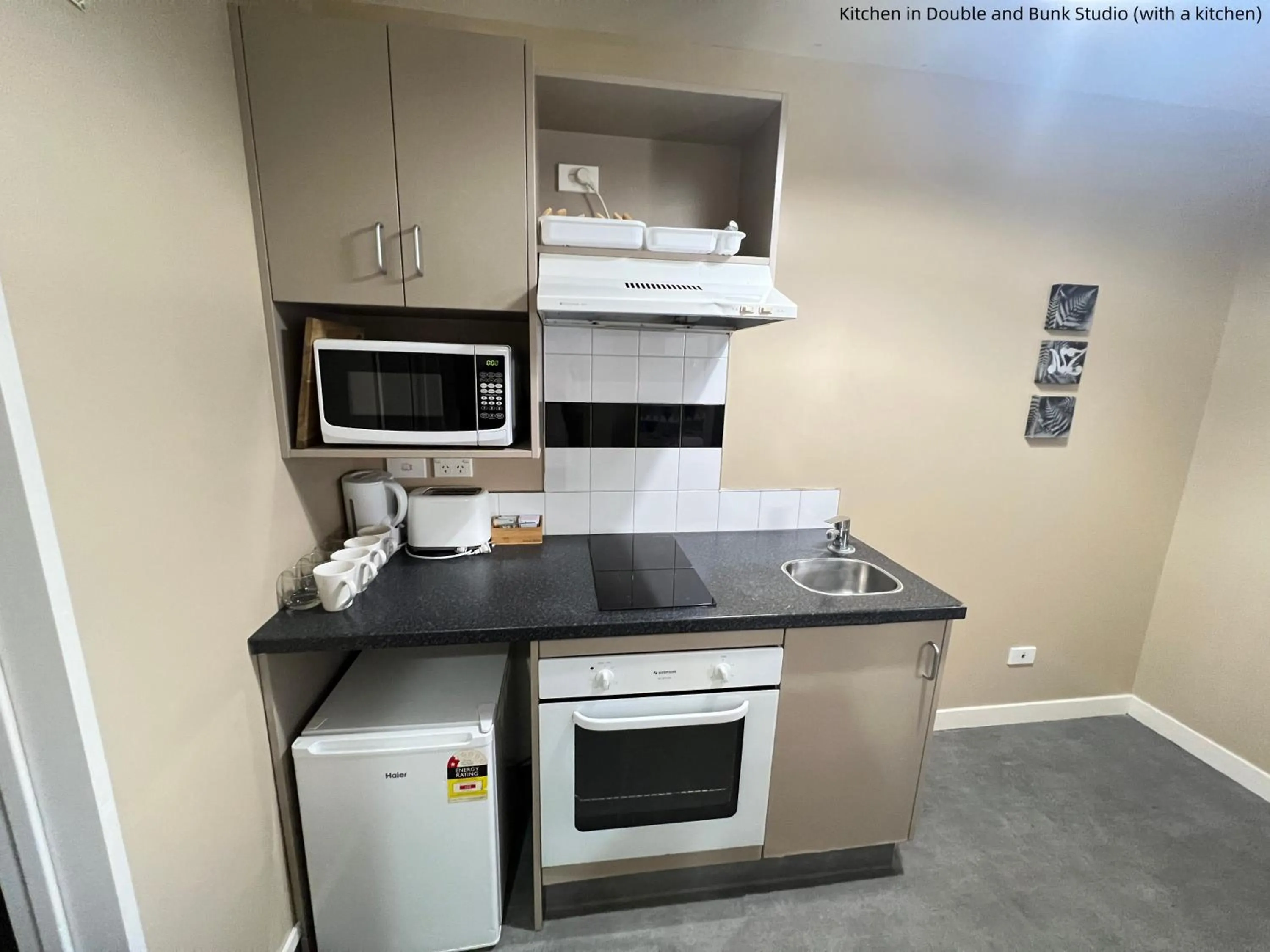 Kitchen or kitchenette in Astray Motel