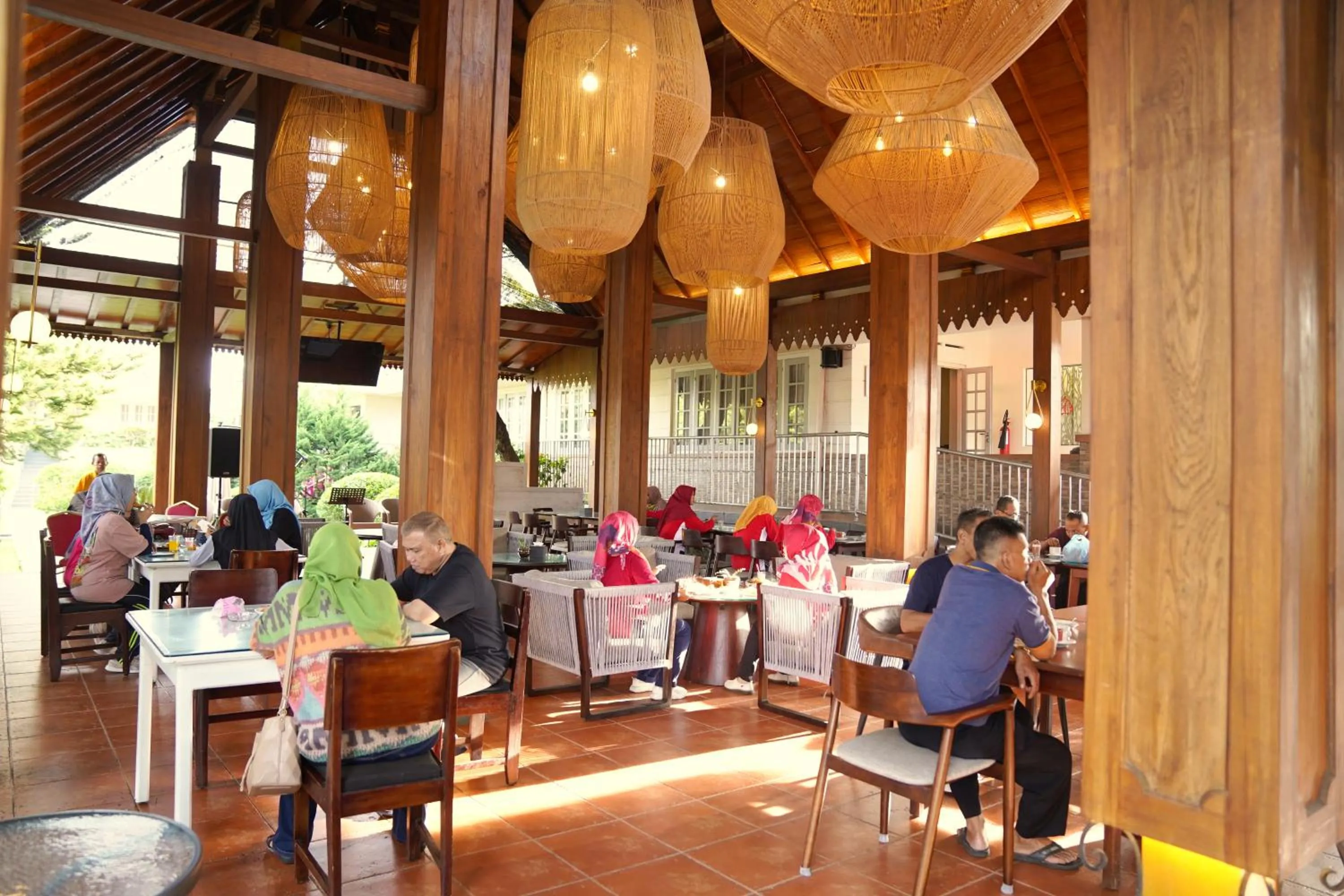 Restaurant/places to eat in Hotel Indah Palace Tawangmangu