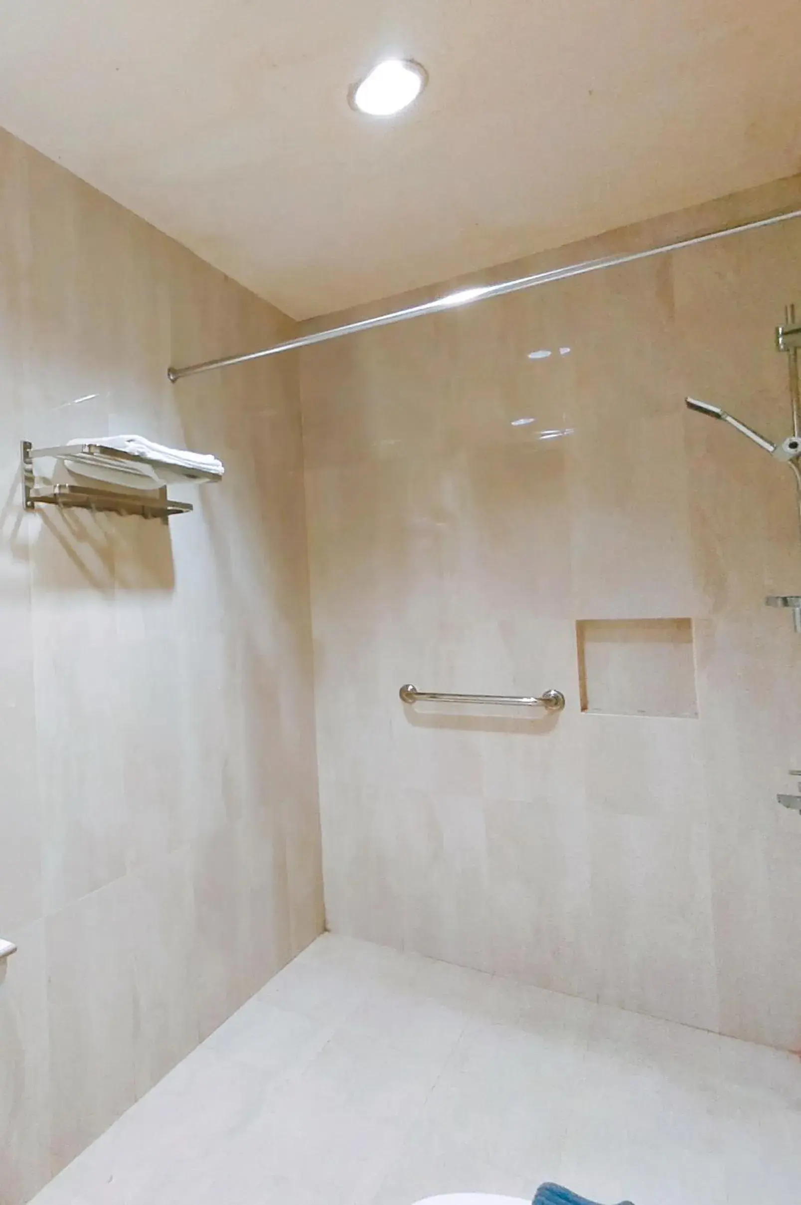 Standard Double or Twin Room with Garden View in Hotel Indah Palace Tawangmangu Standard Double or Twin Room with Garden View in Hotel Indah Palace Tawangmangu