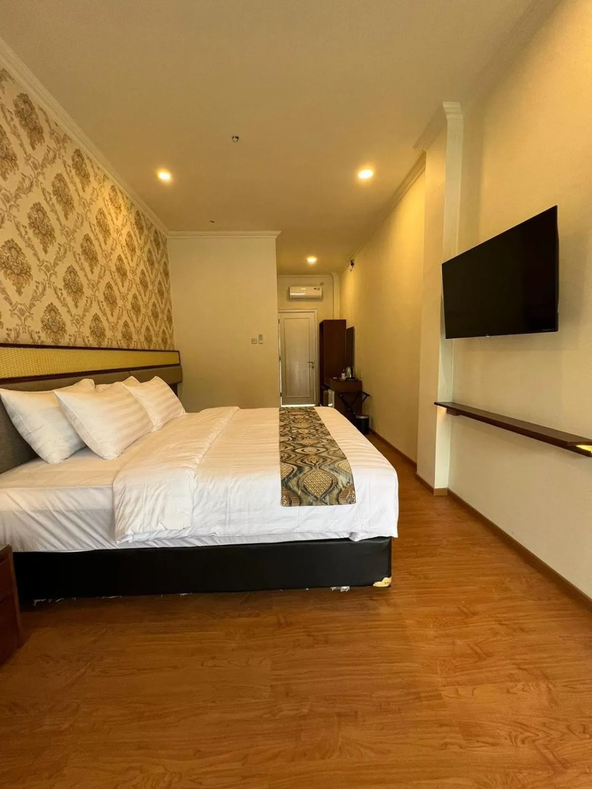 Bedroom, Bed in Hotel Indah Palace Tawangmangu