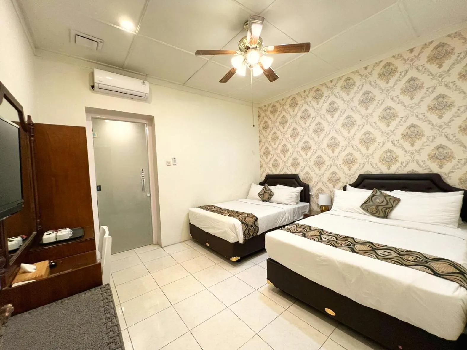 Bed in Hotel Indah Palace Tawangmangu