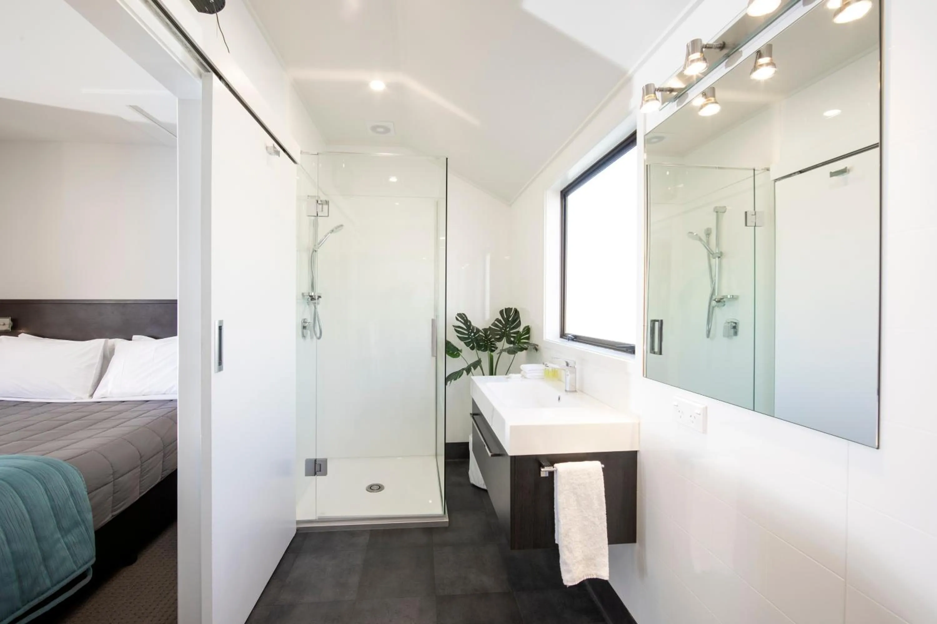 Bathroom, Bed in Ashford Motor Lodge