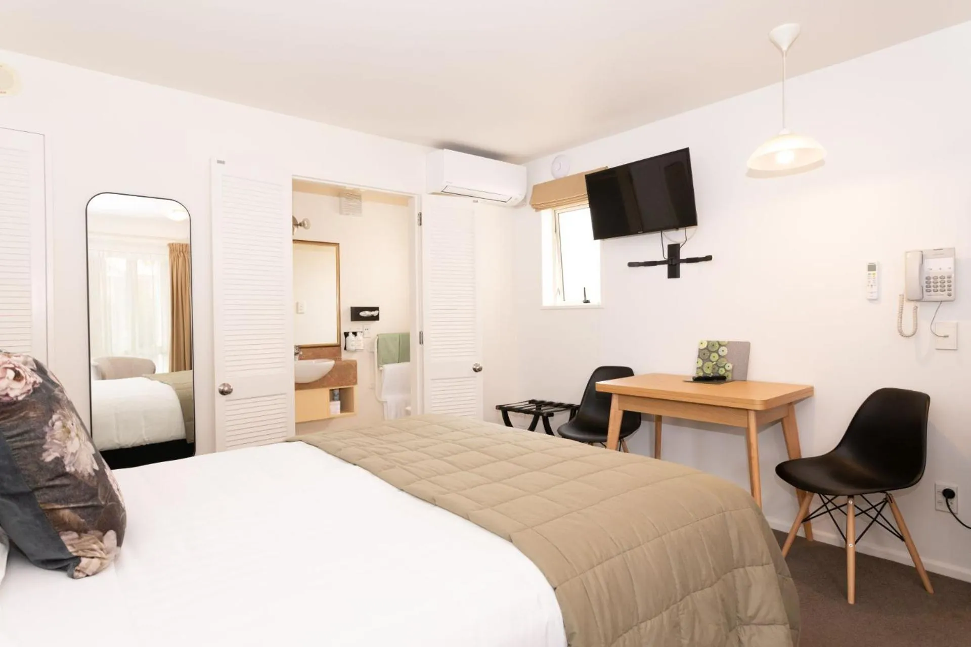 Bedroom, Bed in The Milano Christchurch