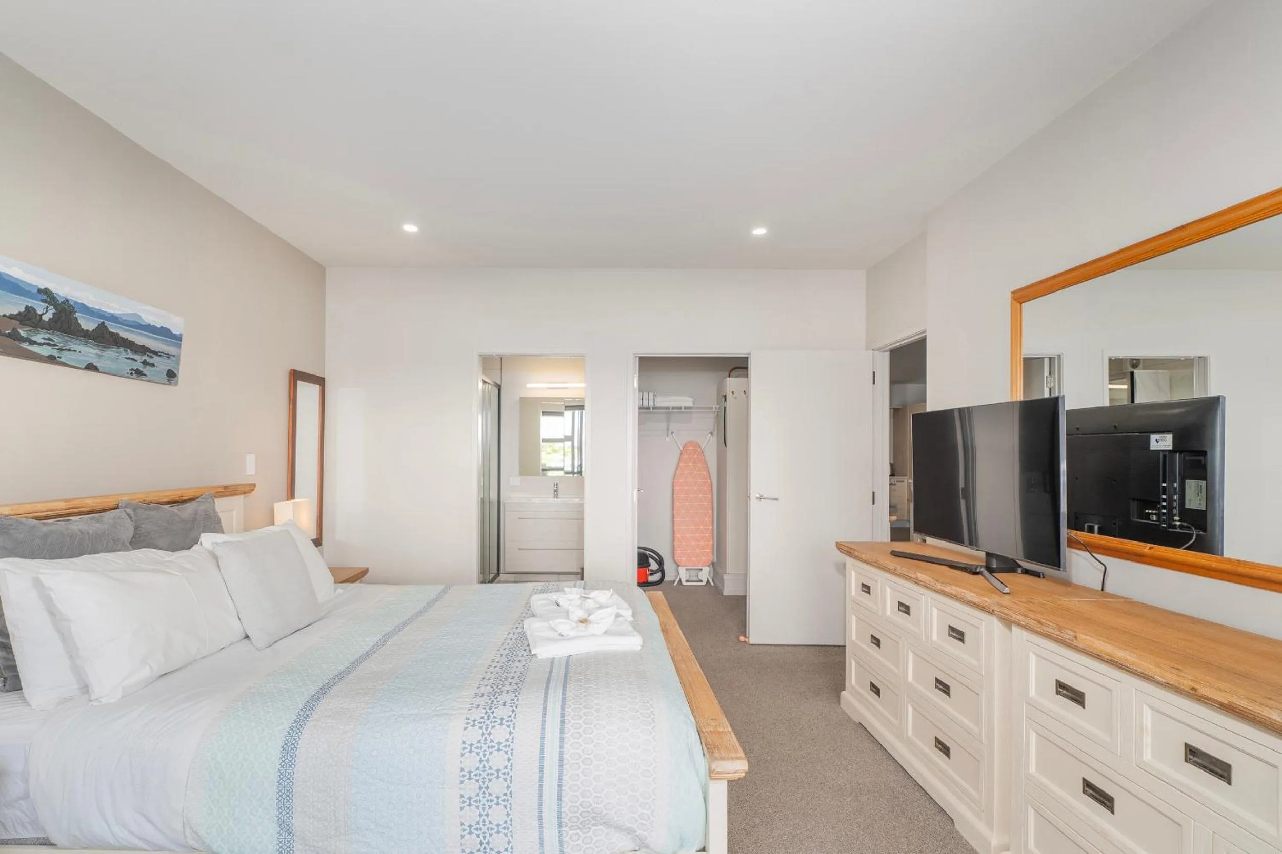 Bed in Sovereign Pier On The Waterways