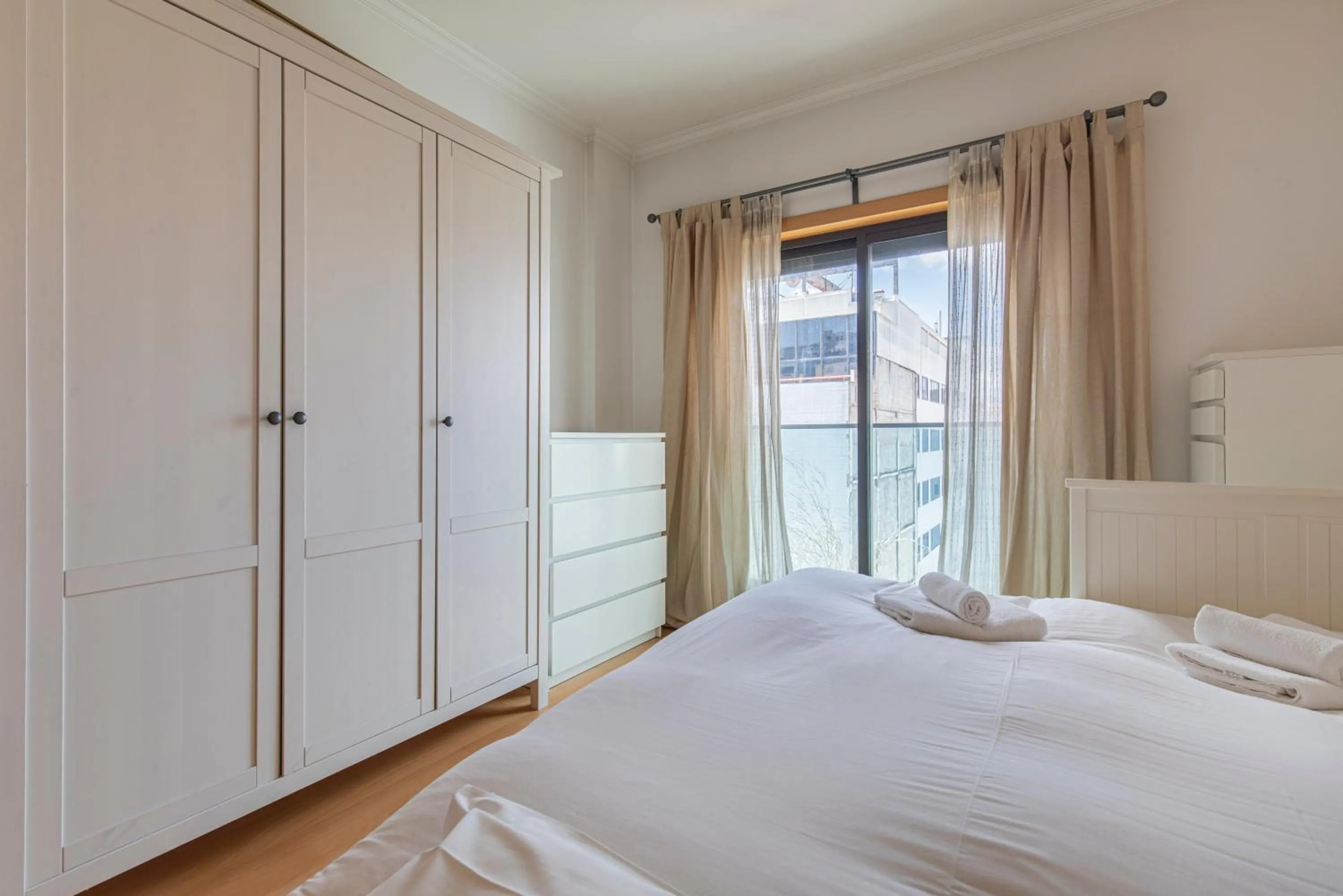 Bedroom, Bed in LovelyStay - Modern apartment in Anjos