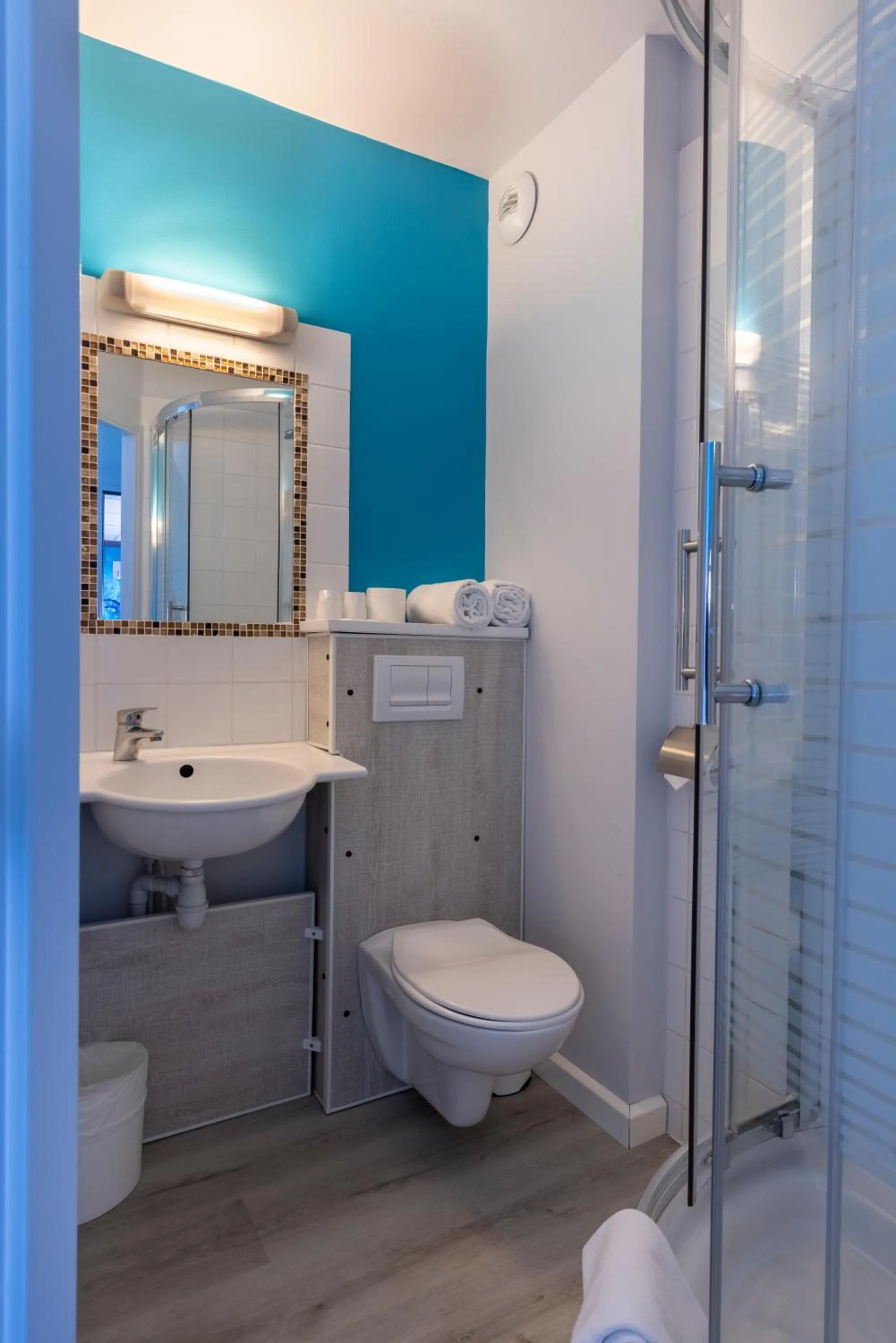 Shower in The Originals Access, Hôtel Innostar