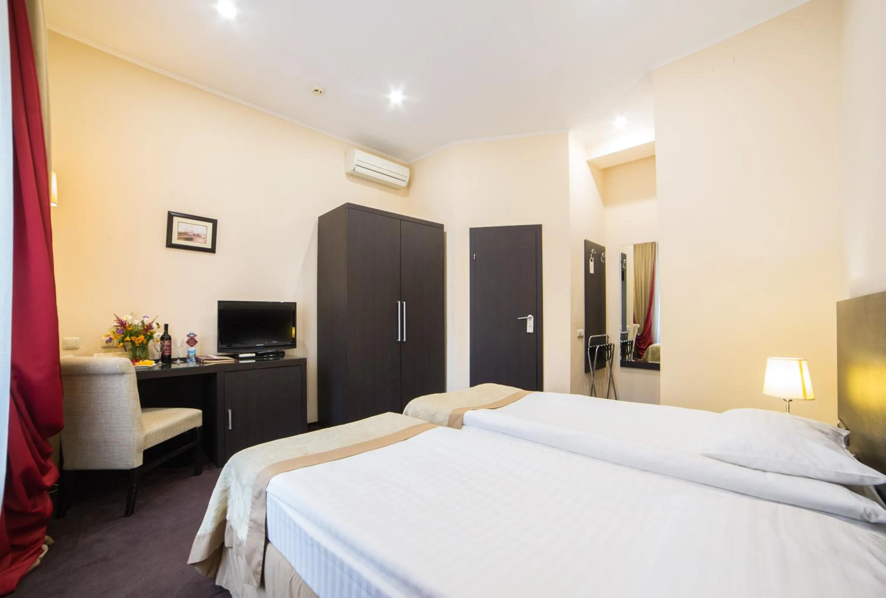 Photo of the whole room, Bed in Optima Dworzec Lviv