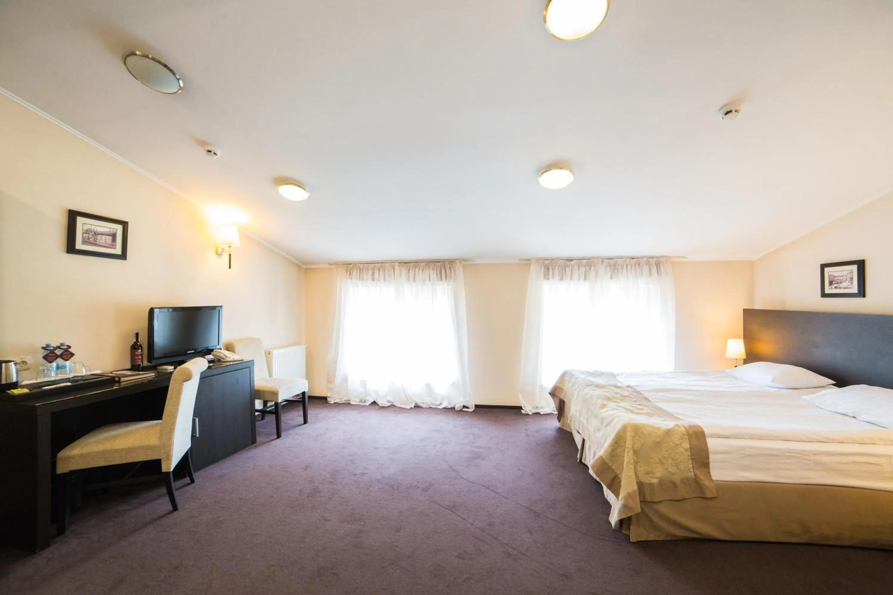 Photo of the whole room, Bed in Optima Dworzec Lviv